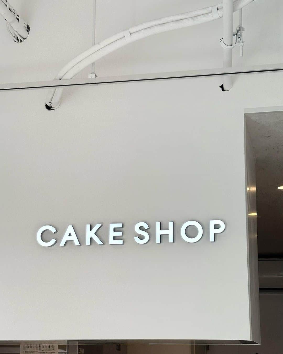 糸原美波さんのインスタグラム写真 - (糸原美波Instagram)「𝐵𝑖𝑟𝑡ℎ𝑑𝑎𝑦 𝑐𝑎𝑘𝑒 🎂✨  今回のケーキは 代々木上原に新しく出来た @cakeshop.yoyogiuehara さんのケーキに ♡  可愛いケーキが自分でカスタムできて 私はお花と金箔で シンプルだけど可愛いケーキに 🪻🥀✨  店内も白を基調としていて 可愛いケーキもたくさんで またクリスマスとか誕生日は ここのケーキを頼みたいな 🕯️♡  あかりんも喜んでくれてよかった 👸🏻💞  #cakeshop #誕生日ケーキ #韓国ケーキ #ケーキ」10月19日 18時32分 - minami_itohara