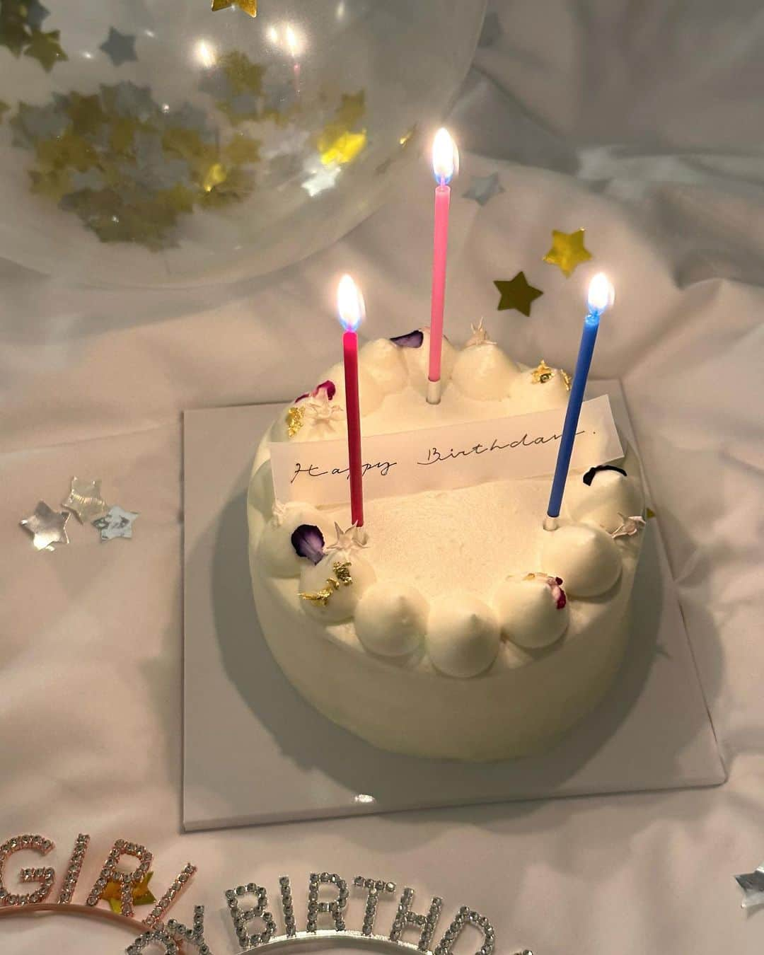 糸原美波のインスタグラム：「𝐵𝑖𝑟𝑡ℎ𝑑𝑎𝑦 𝑐𝑎𝑘𝑒 🎂✨  今回のケーキは 代々木上原に新しく出来た @cakeshop.yoyogiuehara さんのケーキに ♡  可愛いケーキが自分でカスタムできて 私はお花と金箔で シンプルだけど可愛いケーキに 🪻🥀✨  店内も白を基調としていて 可愛いケーキもたくさんで またクリスマスとか誕生日は ここのケーキを頼みたいな 🕯️♡  あかりんも喜んでくれてよかった 👸🏻💞  #cakeshop #誕生日ケーキ #韓国ケーキ #ケーキ」