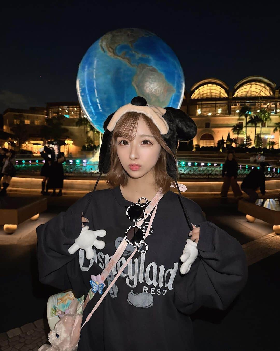 のインスタグラム：「🐭🌎🖤  この前シーに行ってきたよ‪‪❤︎‬  このミッキーの被り物が かわいくて即決した🎶  あとは身なりに合ってない 愛しのリーナベルちゃんグッズ♡  #tokyodisneysea #disney #disneysea #東京ディズニーシー #ディズニーシー #ディズニーコーデ #ディズニー」