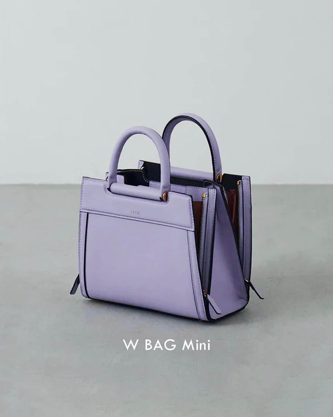 のインスタグラム：「ÉPOR新作 | W BAG Mini 登場！ デザインと機能で働く女性をエレガントに ⁡ 働く女性の隣に、通勤やお出かけや様々なシーンの味方になるツールとして、デザイン性と機能性にこだわった「W BAG」。 ご好評いただく中で、もうひとまわり小さいサイズのお声もいただき、今回、Mediumサイズを少しコンパクトにした「W BAG Mini」が初登場します。 2サイズの特徴とともに、「W BAG」をご紹介します。 ⁡ ⁡ ⁡ ▶︎ITEM ⁡ #GGX83410 W BAG Mini ¥20,900 (税込)  #GGX83400 W BAG Medium ¥22,000 (税込) ⁡ J'aDoRe JUN ONLINEでご購入いただけます。 ⁡ ⁡ ⁡ @epor_rope @jadorejunonline #ÉPOR #ロペエポール #美しさととのう #ととのう #通勤バッグ #Wbag #ロペ #ROPÉ #ropejp」
