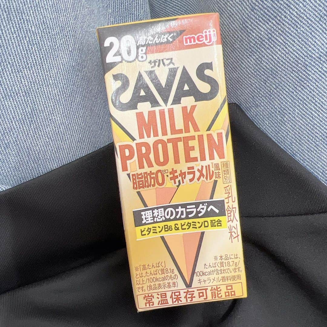 青木志貴さんのインスタグラム写真 - (青木志貴Instagram)「今週も @biyonai_official で美容点滴☝️ 大事な撮影が近いのでしっかりメンテしたいけど、睡眠の質が悪すぎて色々心配🥲 飯はしっかりもりもりと食べておりますが、この日は忙しくて時間がなかったので点滴しながら気になってたザバスの新作を飲みました！ キャラメル味！しっかり甘くてタンパク質20gだから使い勝手良さげ😗 ザバスの中では今のところ1番好きな味かも？  そんでこのお買い物の中身はネックストラップです🤤 シーシャのマウピ用にちょうど良さそうだったから買っちゃった！」10月19日 18時35分 - eerie_eery