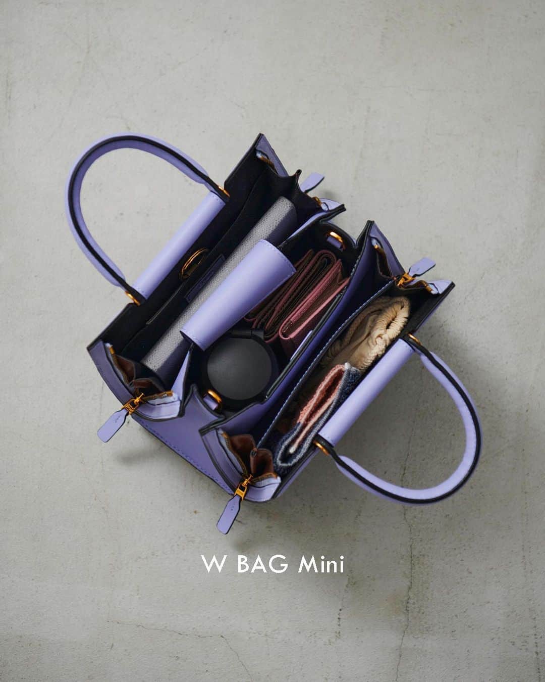 ロペのインスタグラム：「ÉPOR新作 | W BAG Mini 登場！ デザインと機能で働く女性をエレガントに ⁡ 働く女性の隣に、通勤やお出かけや様々なシーンの味方になるツールとして、デザイン性と機能性にこだわった「W BAG」。 ご好評いただく中で、もうひとまわり小さいサイズのお声もいただき、今回、Mediumサイズを少しコンパクトにした「W BAG Mini」が初登場します。 2サイズの特徴とともに、「W BAG」をご紹介します。 ⁡ ⁡ ⁡ ▶︎ITEM ⁡ #GGX83410 W BAG Mini ¥20,900 (税込)  #GGX83400 W BAG Medium ¥22,000 (税込) ⁡ J'aDoRe JUN ONLINEでご購入いただけます。 ⁡ ⁡ ⁡ @epor_rope @jadorejunonline #ÉPOR #ロペエポール #美しさととのう #ととのう #通勤バッグ #Wbag #ロペ #ROPÉ #ropejp」
