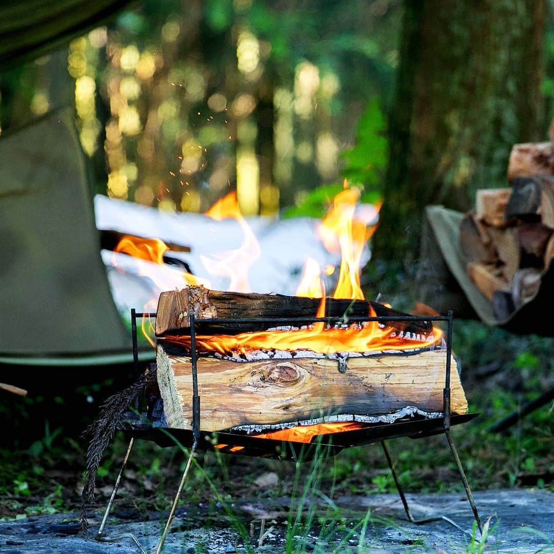 キャンプ情報サイト［ランタン］のインスタグラム：「CAMP SMILE STYLE ／ キャンプの楽しみはやっぱり焚き火！ 渋いカラーでまとめたサイトはクールで落ち着く空間に ＼ いろんなキャンパーのキャンプスタイルを現地取材と一般キャンパーからの投稿で数多く掲載してます。 . . 詳しくは @lantern.camp webサイトをご覧ください . . #camp #camping #camplife #outdoor #travel #trip #lantern_smile #キャンプ #キャンプ用品 #アウトドア #テント #自然 #旅行 #キャンプ初心者 #キャンプ好きな人と繋がりたい #アウトドア好きな人と繋がりたい #camper #外遊び #キャンプスタイル #かぶとの森テラス #ファミリーキャンプ #ファミキャン #DIETZ #デイツ #デイツランタン #DOD #ディーオーディー」