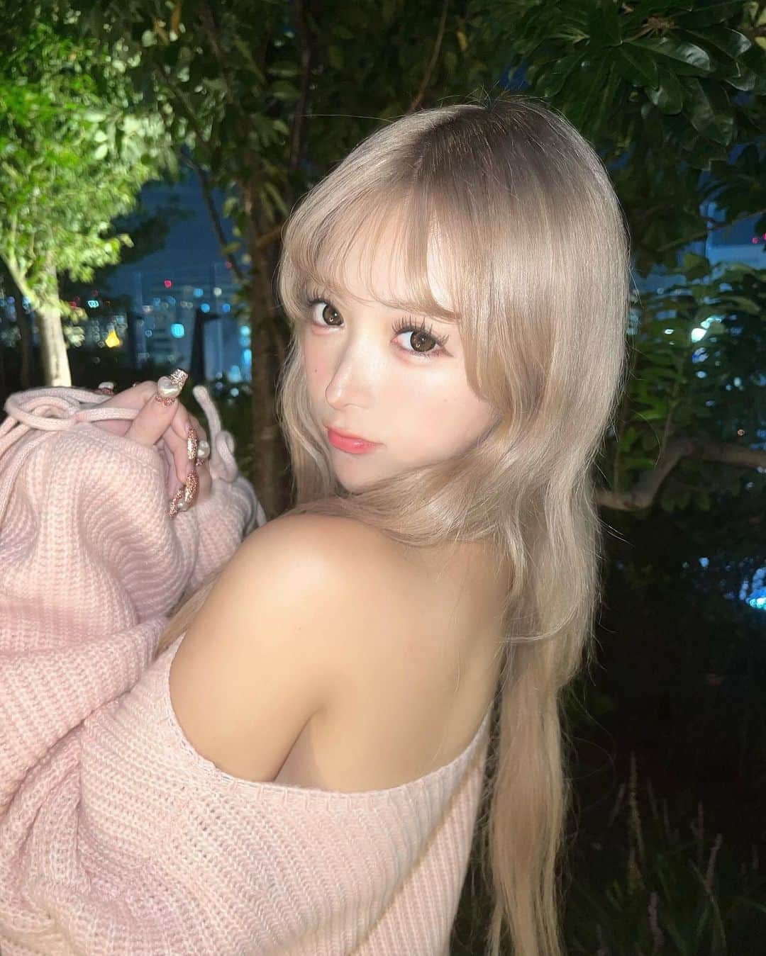 松田聖菜のインスタグラム：「髪の毛更にハイトーンにしてからちょうし良い🤭💓💓💓 フラッシュで撮るとカラコン激盛れ。  @maaya0014.ankh ⏪天才」