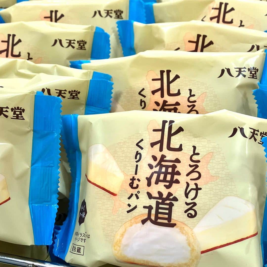 daimarusapporoのインスタグラム：「とろけるご当地くりーむパン🥐💙 地1階 ほっぺタウンから、今週の期間限定スイーツをご紹介！  🥐〈#八天堂〉 とろけるクリームがたっぷりの「くりーむパン」から、ご当地の味が楽しめる「ふるさとくりーむパン」が登場！ 北海道はチーズケーキ味🧀 バナナに抹茶、いちご、レモンなど気になる味がたくさんです😳  北海道発の新商品、カスタードクリームをミニサイズのクロワッサンで包んだ「くりクロ」にも注目🥐👀  🎃〈#カタヌキヤ〉 キュートすぎるパンダのバウムクーヘン❤ ハロウィンバージョンのパンダたちが、かぼちゃやさつまいもなどの秋フレーバーで登場しました🥰  ハロウィンセット、バッグや巾着とのセットはギフトにもおすすめです🎁  季節の変わり目、ハッピーなおやつで息抜きタイムをしませんか😌 思わず笑顔になってしまう限定スイーツ、ぜひ店頭でご覧ください！  ※どちらも10/24(火)まで  #大丸札幌 #札幌スイーツ #期間限定スイーツ #お取り寄せスイーツ #くりーむパン #クリームパン #バウムクーヘン #ハロウィン」