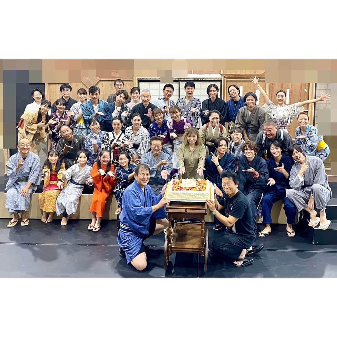 柿澤ゆりあさんのインスタグラム写真 - (柿澤ゆりあInstagram)「⁡ ⁡ 昨日は舞台#赤ひげ の稽古場にて、 演出の#石丸さち子 さんのお誕生日を お祝いさせていただきました！ 石丸さんおめでとうございます！！ ⁡ #船越英一郎 さんが用意してくださった 特大のケーキを囲んで集合写真📸 ⁡ 本番まであと十日をきりました。 引き続き、より良いお芝居をお届け出来るように 頑張ります！ ⁡」10月19日 18時37分 - yuria_kakizawa_403