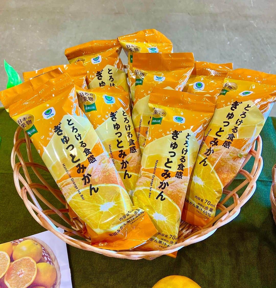 和歌山県食品流通課さんのインスタグラム写真 - (和歌山県食品流通課Instagram)「ファミリーマートで有田みかんを使用したアイスバーが発売されています！！   現在全国のファミリーマートで有田みかん果汁を65％使用したアイスバー「とろける食感 ぎゅっとみかん」が発売されています！甘さとジューシーさをしっかりと味わえる2層仕立てで、有田みかんの魅力が詰まった商品です🍊   10月10日には、ファミリーマートや生産者、有田４市町等による商品発表会が開催され、参加者による意見交換や試食会が行われました。   皆さんもぜひお試しください✨  #ファミリーマート #とろける食感ぎゅっとみかん #有田みかん #みかん栽培の礎を築いた有田みかんシステム #おいしい健康わかやま #なんて素敵な和歌山なんでしょう #おいしく食べて和歌山モール #和歌山県 #tasty_healthy_wakayama #wakayama #insta_wakayama」10月19日 18時47分 - tasty_healthy_wakayama