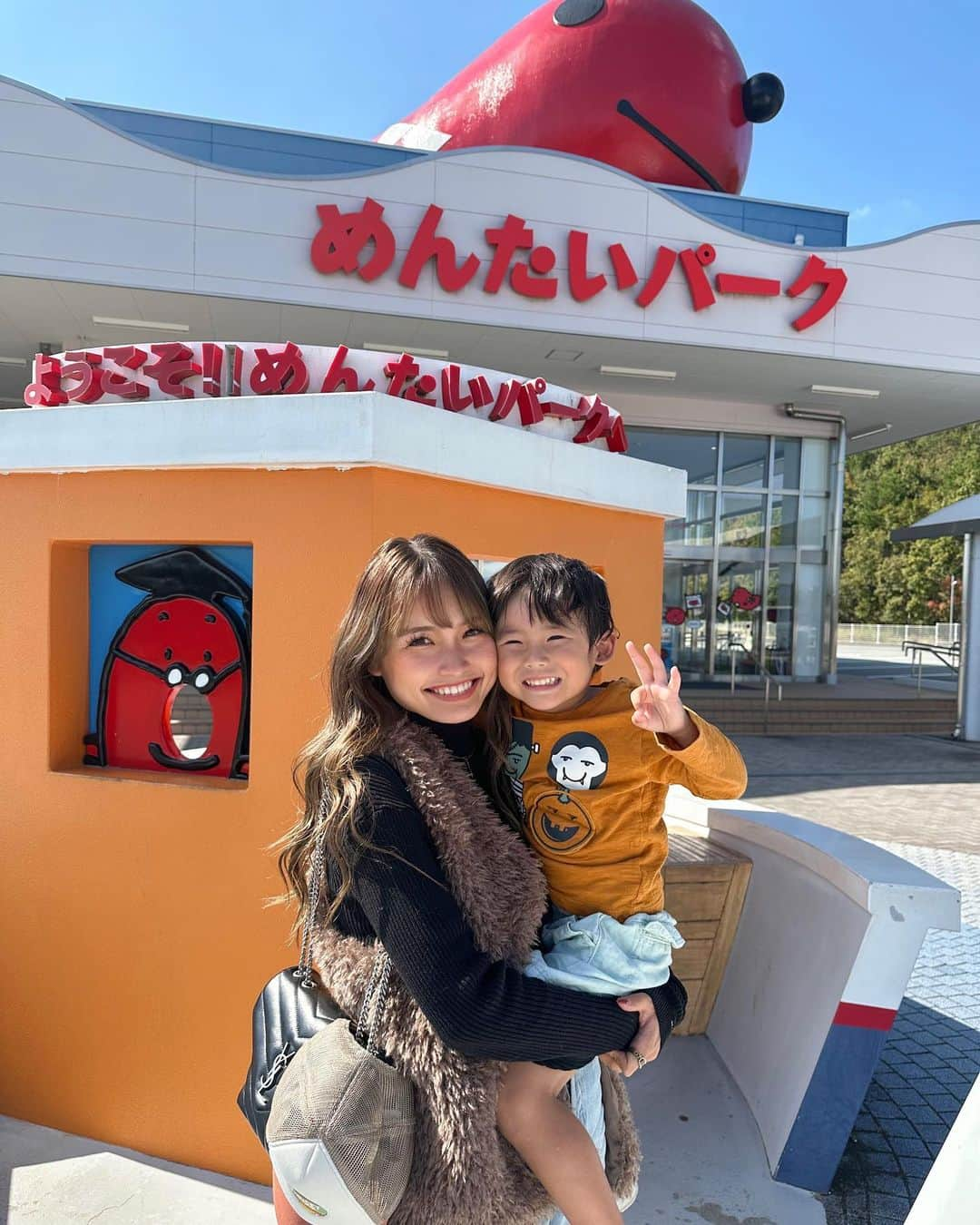 baby.maiのインスタグラム：「. . 運動会の代休でめんたいパークに🚗 りくとがcm見て行きたいって言ってて やっっっと行けた🙈💞  無料で遊べるところあってめっちゃ楽しそうやったし 最後に明太子半年分ぐらい食べれて最高すぎた☺️❤️‍🔥  やっぱ初めて行くところはワクワクするし好きやなぁ  #めんたいパーク #めんたいパーク神戸三田 #神戸三田 #家族day @kobe_lettuce #kobelettuce #神戸レタス #ファーベスト」