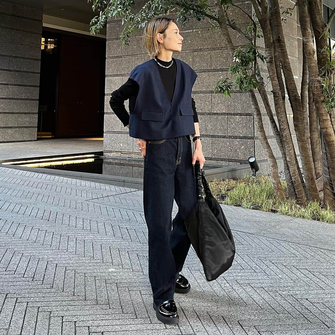のインスタグラム：「150cmコーデ🚶‍♀️  コーデも天気も選ばず、 日常でよく使いそうなバッグはブラックにしてしまう。 内ポケットもファスナーもついていて、 容量もいい感じに入るのに見た目は大きすぎず、 低身長の私もスタイルに合わせやすかった🫰🏻 (いつもバッグだけ大きく見えるから、小さいバッグを選びがち🤦🏼‍♀️)  他のカラーもあったので、 詳細は公式Instagramチェックしてみてください〜！ @miofirano_official   #pr#ミオフィラノ#miofirano #150cmコーデ #低身長コーデ #大人ファッション #大人カジュアル #デニムコーデ #カジュアルコーデ#シンプルコーデ #秋コーデ #秋服 #🍂」