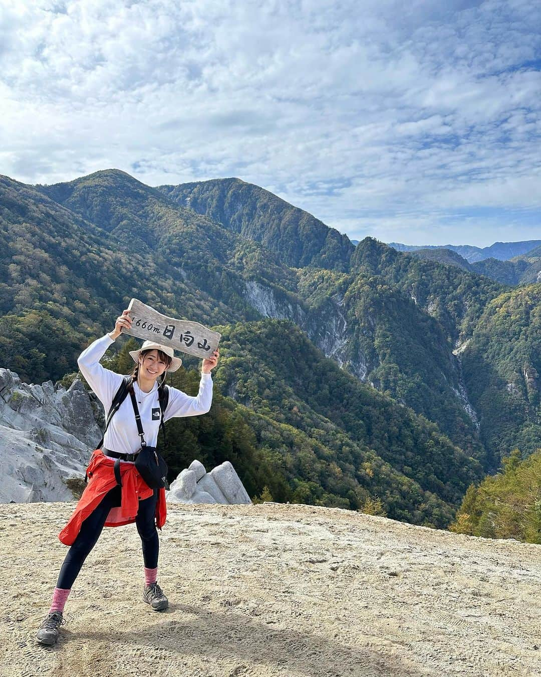 中村葵のインスタグラム：「日向山1660m 10/14  八ヶ岳と甲斐駒ヶ岳を一望できる天空のビーチ！  山頂に広がる真っ白な砂浜の様な景色はとても幻想的で綺麗でした😊⛰️✨！！ おお〜！！！って声出た笑  山頂までも、どんぐりや栗がたくさん落ちていて秋の山を楽しむ事が出来ました🍁✨ お世話になっている皆様と久しぶりの登山、とても楽しかったです！！！  #日向山#天空のビーチ#山登り#登山#山登りだいすき#山登り好きな人と繋がりたい #登山女子 #山ガール#歩山ガール#thenorthface #arcteryx #山ファッション#山コーデ#アウトドア#アウトドア女子 #アクティブです #中村葵」