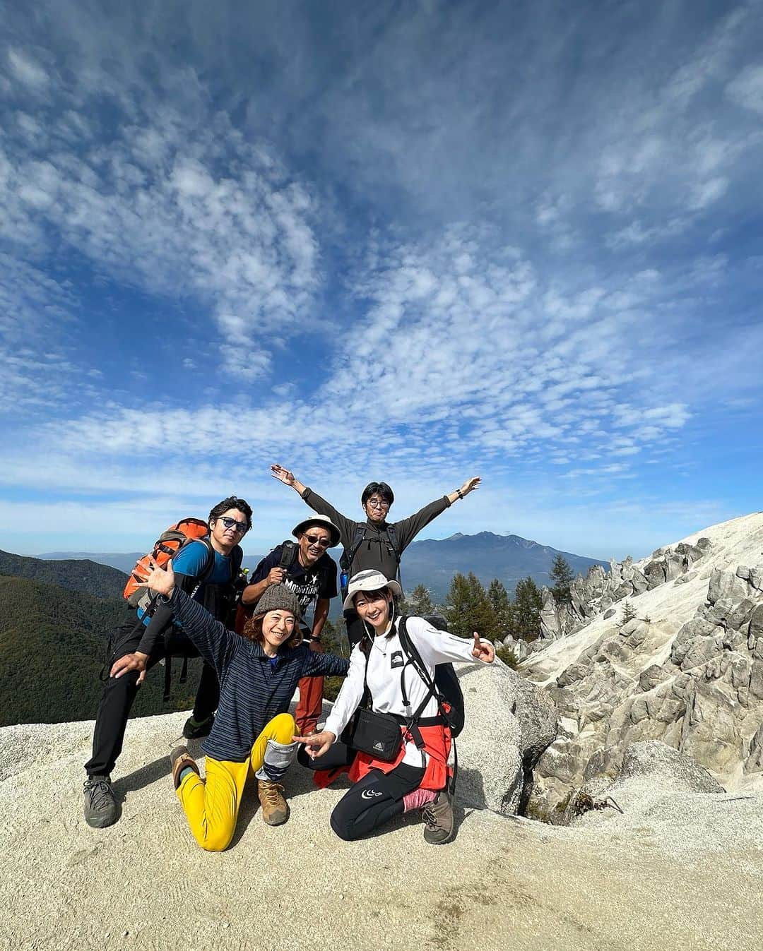 中村葵さんのインスタグラム写真 - (中村葵Instagram)「日向山1660m 10/14  八ヶ岳と甲斐駒ヶ岳を一望できる天空のビーチ！  山頂に広がる真っ白な砂浜の様な景色はとても幻想的で綺麗でした😊⛰️✨！！ おお〜！！！って声出た笑  山頂までも、どんぐりや栗がたくさん落ちていて秋の山を楽しむ事が出来ました🍁✨ お世話になっている皆様と久しぶりの登山、とても楽しかったです！！！  #日向山#天空のビーチ#山登り#登山#山登りだいすき#山登り好きな人と繋がりたい #登山女子 #山ガール#歩山ガール#thenorthface #arcteryx #山ファッション#山コーデ#アウトドア#アウトドア女子 #アクティブです #中村葵」10月19日 18時42分 - aoinakamura123