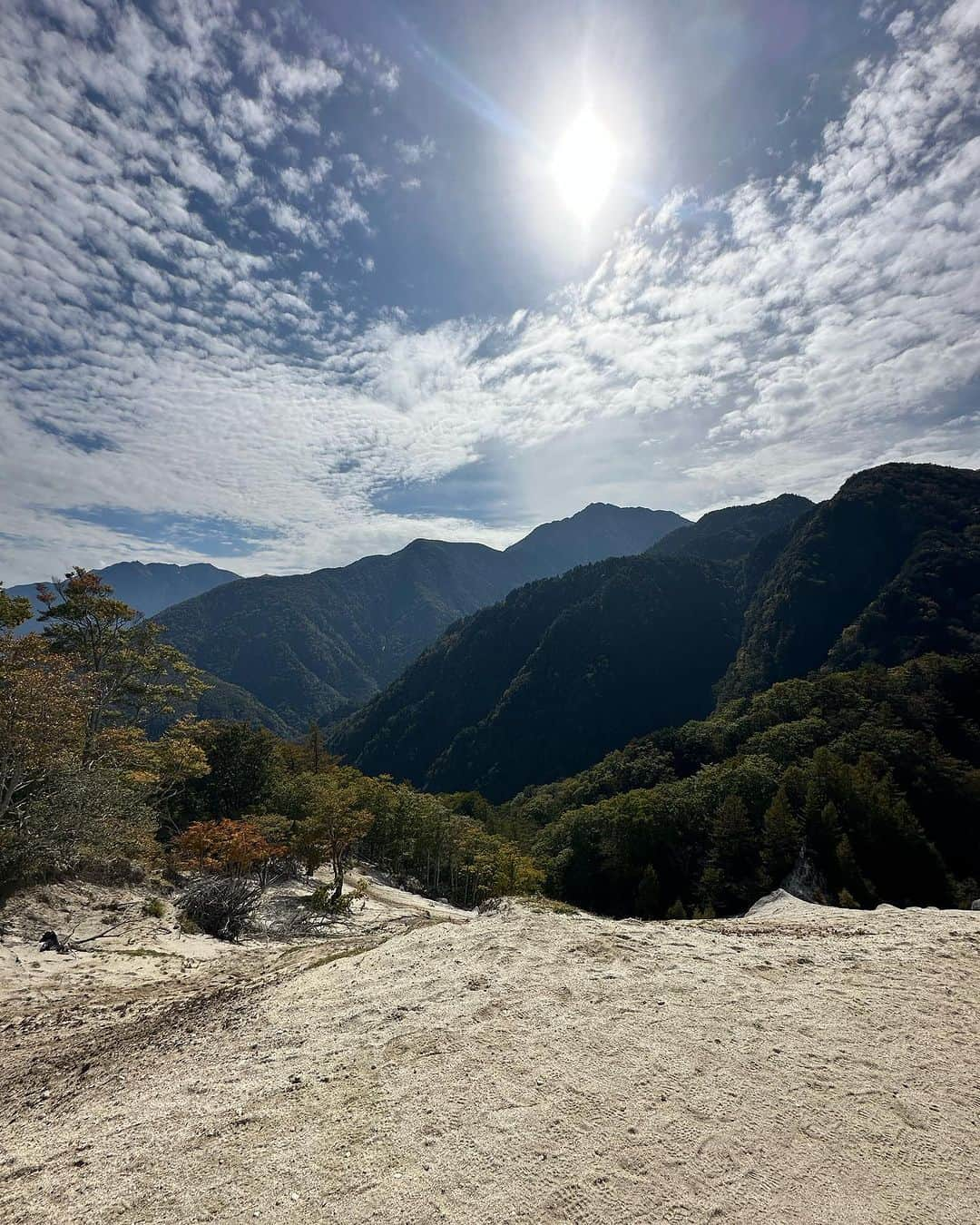 中村葵さんのインスタグラム写真 - (中村葵Instagram)「日向山1660m 10/14  八ヶ岳と甲斐駒ヶ岳を一望できる天空のビーチ！  山頂に広がる真っ白な砂浜の様な景色はとても幻想的で綺麗でした😊⛰️✨！！ おお〜！！！って声出た笑  山頂までも、どんぐりや栗がたくさん落ちていて秋の山を楽しむ事が出来ました🍁✨ お世話になっている皆様と久しぶりの登山、とても楽しかったです！！！  #日向山#天空のビーチ#山登り#登山#山登りだいすき#山登り好きな人と繋がりたい #登山女子 #山ガール#歩山ガール#thenorthface #arcteryx #山ファッション#山コーデ#アウトドア#アウトドア女子 #アクティブです #中村葵」10月19日 18時42分 - aoinakamura123