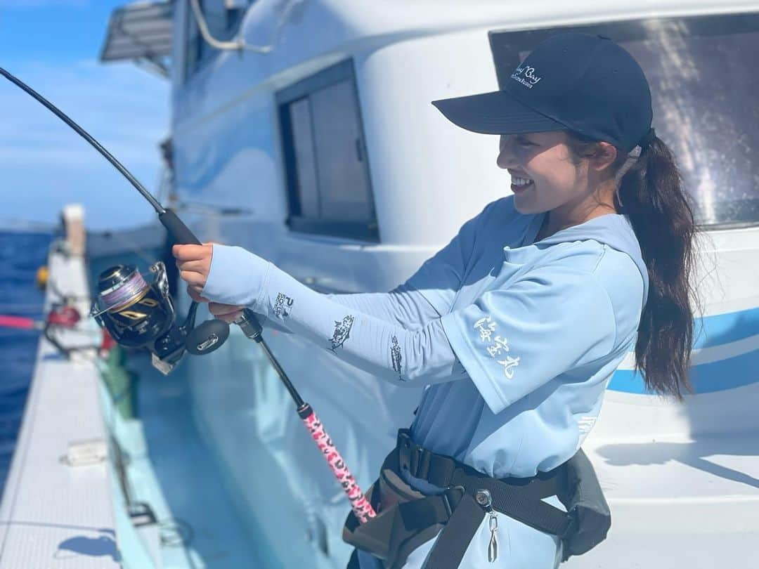 片原恵麻のインスタグラム：「友達がいい写真撮ってくれてた📸 愛しいマイタックルと青い海と🌊💘  宮古の海はthe 群青色で釣りしててめちゃめちゃ気持ちいい😚  ⋱⋰ ⋱⋰ ⋱⋰ ⋱⋰ ⋱⋰ ⋱⋰ ⋱⋰ ⋱⋰ ⋱⋰ ⋱⋰ ⋱⋰ ⋱⋰  #海宝丸Ⅱ#マグロ#キハダ#キハダマグロ#tunafishing #釣りガール#釣り女子#釣り#海釣り#ツリジョ#fishing#钓鱼#낚시#鱼#강태공#낙씨광#ルアマガ女子部#大物釣り#ビッグゲーム#マグロ釣り#オフショア#biggamefishing#泳がせ#yellowfin#yellowfintuna#沖縄釣り#宮古島#宮古島釣り」