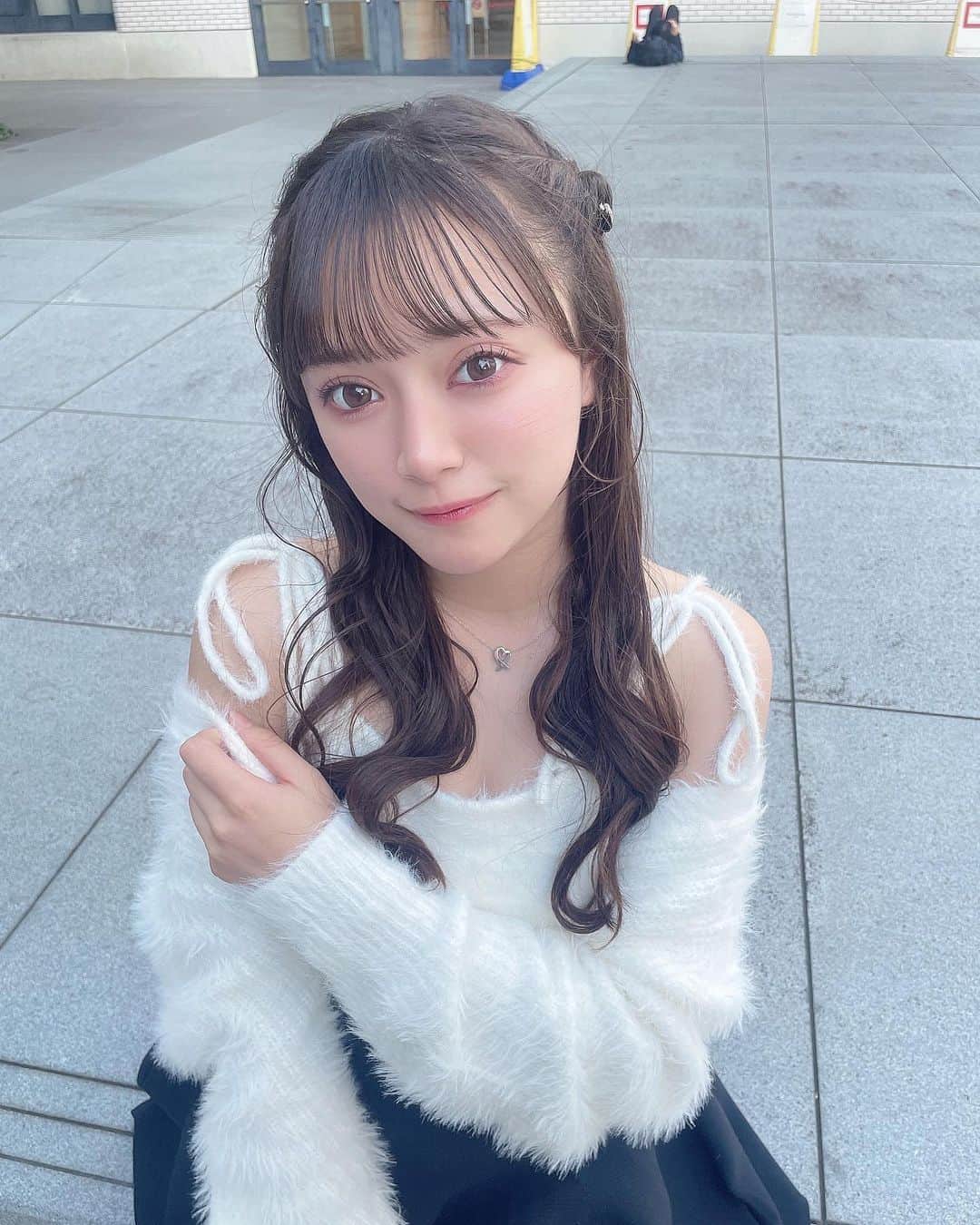 坂本理紗のインスタグラム：「あざとニット‎‎🤍🪽 ・ ・ ・  #フレンチガーリー  #秋服  #ハーフツイン  #彼女感  #ニット  #白ニットコーデ」
