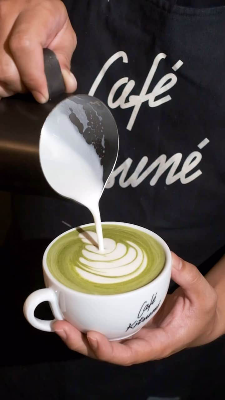 Café Kitsuné Parisのインスタグラム：「You can’t resist our Matcha Latte and barista’s « savoir-faire » ☕💚」