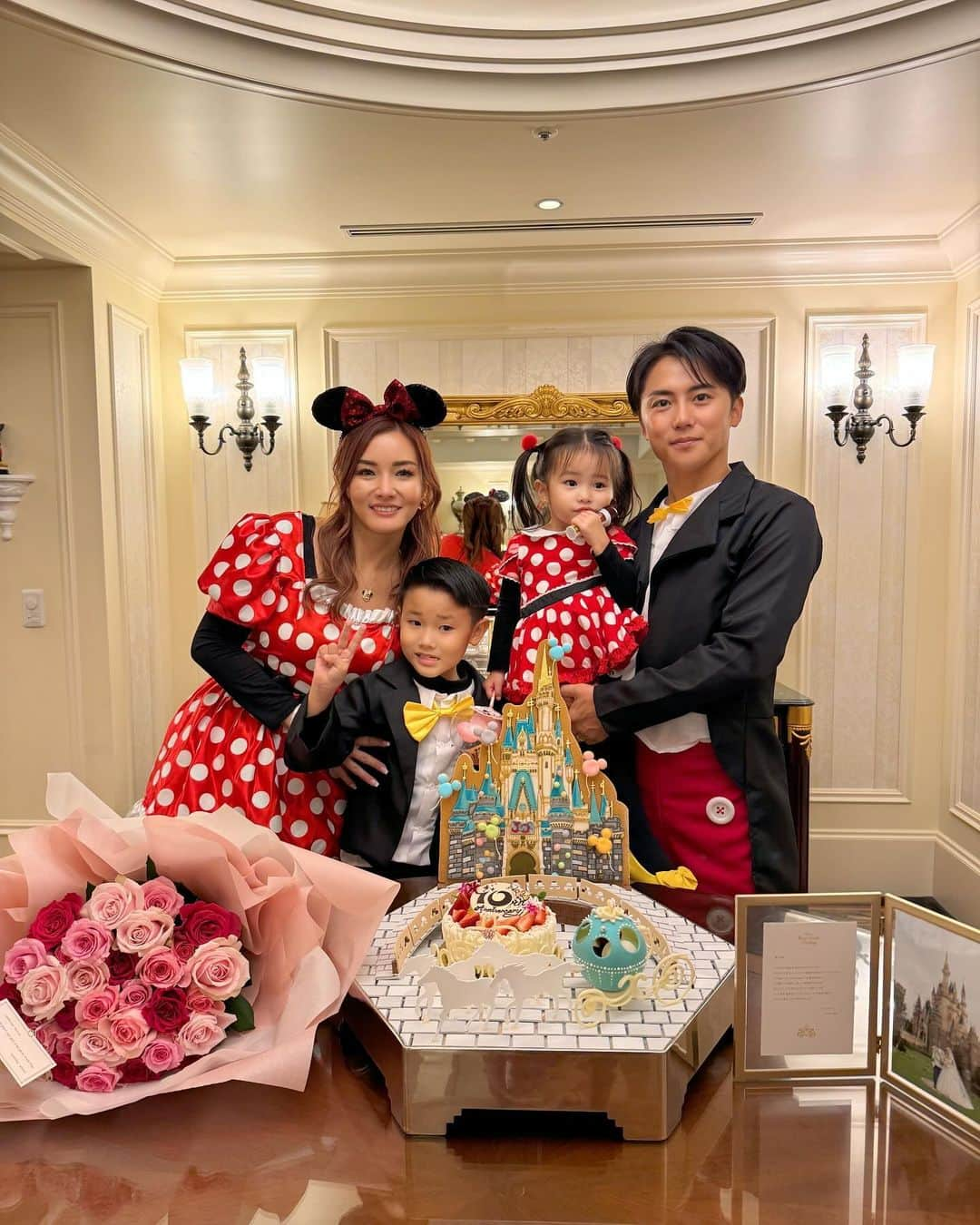 福王寺彩野さんのインスタグラム写真 - (福王寺彩野Instagram)「本日、結婚10周年を迎えました👸💝🤴  写真は先週末、ディズニーランドで遊んだ後にお部屋に戻ったら…当時担当してくださったウェディングプランナーの阿久津さんや、ディズニーランドホテルの皆様がサプライズで待っていてくださって、お祝いしてくれた時のもの😭💖 本当にびっくりして、嬉しくてウルウルしながらの記念写真🥹💓  10年前の2013年10月19日、このお部屋で明け方から挙式のお支度やリハーサルをした記憶が甦りました🥺💘  テルも内緒で色々準備してくれてありがとう😭🎂💐🩷 そしてこんな私をお嫁さんにしてくれてありがとう👰‍♀️💗 10年経ってもこうやってまだ仲良く、子供達も連れてここに再訪できたことが本当に幸せでした❣️💫✨  沢山リクエストをいただいたのでストーリーズで当時のシンデレラ城挙式の動画を公開しています🏰✨恥ずかしいので少しだけ見てください🫣w（家でTVを見ながら携帯で撮ったものなので子供の声や生活音めちゃ入っちゃっていますが🤣🙏）  #福王寺fam #チビテル #チビノ #結婚記念日 #誕生日 #結婚10周年 #ロイヤルドリームウェディング #ディズニーランドホテル #ウォルトディズニースイート #東京ディズニーランド #ディズニーハロウィン #dハロ #ミッキー #ミニー #ディズニー仮装 #tokyodisneyland #disneylandhotel #disneyhalloween #mickeymouse #minniemouse #weddinganniversary #familyphotography #disney100 #royaldreamwedding」10月19日 18時44分 - ayano_fukuoji