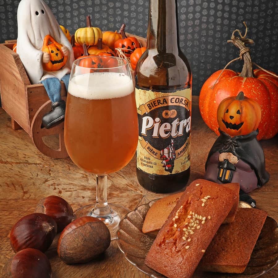 クリオロのインスタグラム：「最高級の栗が入ったビール最高級の栗が入ったビール？！  【ピエトラ マロン】  フランスの秘境とも称される コルシカ島の名産品は「栗」  こちらのビールは、 「栗の粉」を使用した珍しい アンバーラガーです。  様々な料理とのペアリングを お楽しみいただけます！ まさに食欲の秋に ぴったりなビールです🍺  ※本店限定  #criollo #クリオロ #小竹向原 #洋菓子 #pâtisserie  #食べスタグラム #パティシエカメラ部  #halloween #栗スイーツ #栗 #板橋 #お酒好き #お酒 #ビール部 #ピエトラマロン #フランスビール #世界のクラフトビール #アンバーラガー」