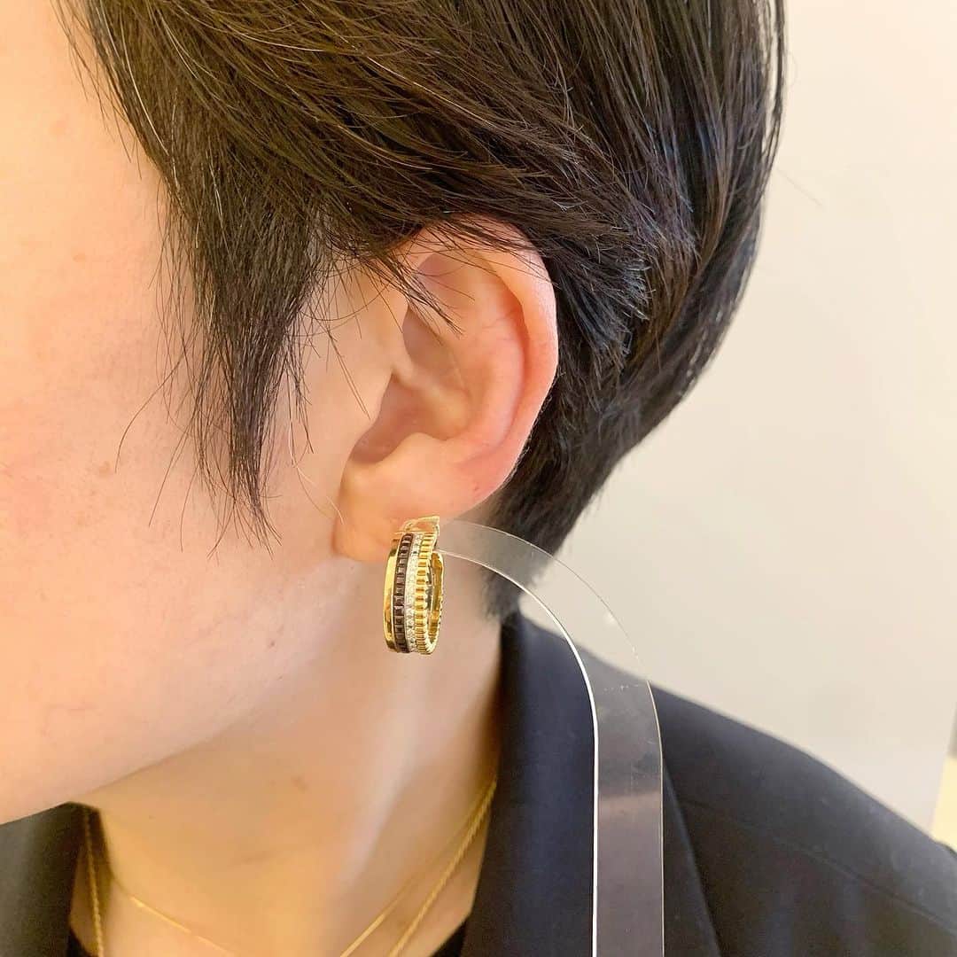 bijouxthreecさんのインスタグラム写真 - (bijouxthreecInstagram)「【BOUCHERON】  1858年にフレデリック・ブシュロンが創業したブシュロン。 パリ・ヴァンドーム広場にブティックを構えた最初のハイジュエラーです💎  26番地の本店は広場の中で最も日当たりがよく、 ウインドーに飾られたジュエリーが最も美しく光り輝きます✨✨  その中でも人気の高いキャトルシリーズや、 クルドパリのピアスはデイリー使いもしやすく非常に人気も高いです👂   #BOUCHERON  #ブシュロン  #boucheronquatre   #ブシュロンキャトル  #quatre  #キャトル  #ラディアント  #キャトルラディアント  #クルドパリ  #グログラン  #ブシュロンピアス  #キャトルピアス  #ピアス  #イヤリング  #BIJOUXTHREEC  #ビジュースリーク  #新潟  #古町」10月19日 18時45分 - bijouxthreec
