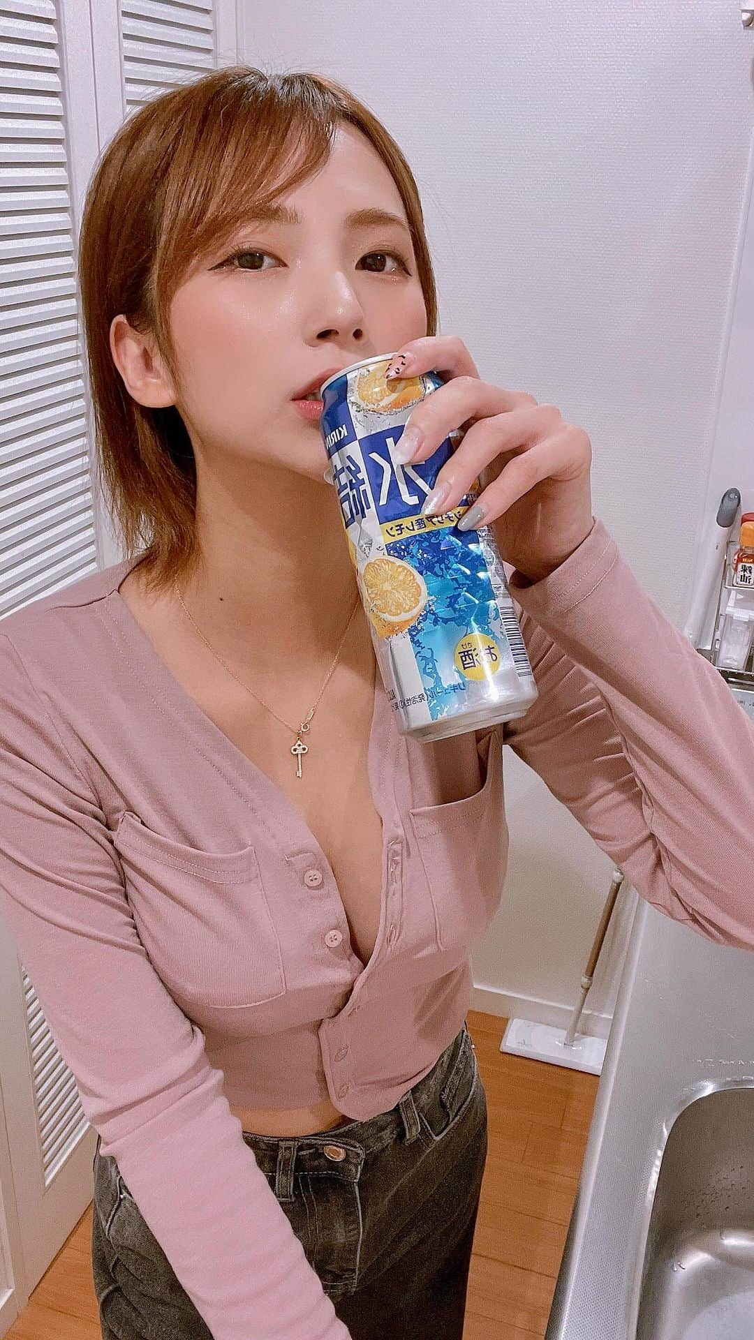 街山みほのインスタグラム：「「嫁が夕食作りの前から飲んでます。。」に つかって、、もよくなーい！！😝w ⁡ 今日の夕飯は唐揚げにしようかな♫ ⁡ ⁡ ⁡ ＼＼ハロウィンイベント🎃／／ ⁡ 楽しんで貰えるように頑張って準備してるよ👻🩷 会いに来てくれなきゃイタズラしちゃうぞ？？ ⁡ 日時：2023年11月5日(日) 14:00〜16:30 予定 場所：名古屋 ⁡ 👿気になるイベントの内容は⁉️ ⁡ ①仮装しナイト まちみーの仮装は当日のお楽しみ♫ ご参加いただく方も是非仮装していらして下さいね！！ ⁡ ②仮装大賞でまちみーの私物GET！？ 一番クオリティが高かった方に、賞品としてまちみーの私物を贈呈しちゃうゾ！！ ⁡ ③謎解きしナイト 悪戯しちゃうぞ？ プロの方にお願いをして、本格的な謎解きをご用意しました〜！！ 正解者には景品もあるかも.. ⁡ ④ツーショットタイム 最後にツーショットタイムがあります♫ ※チケット代込み ⁡ 他にも、まちみーコンサート、飲み物や軽食もご用意してお待ちしております！♡ ⁡ 全てのチケットが先着順になります🙇‍♀️ お早めにどうぞ！👻💕 ⁡ ハイライトorストーリーズから チケット購入サイトに飛べるよ！✨ ⁡ ⁡ ⁡ ＼＼お知らせ／／ ⁡ 現在、街山みほ -グラビア人生 最終章-  の写真集である『Phantom』が発売中ですが.. ⁡ 4年間続けてきた、私のグラビア魂を🔥 ⁡ 皆さんの胸に焼き付けてほしい、残しておきたい‼️ ⁡ と、思いまして💡 ⁡ 今までのグラビア写真、オフショットや未公開ショットなどを..📷💖 ⁡ 今後は❗️ "Instagramのサブスクリプション限定" で 公開していきます☺️✨ ⁡ この機会に、街山みほの -グラビア人生- を しっかりと目に焼き付けてください❤️‍🔥❤️‍🔥 ⁡ ⁡ ✨サブスクリプションの特典✨ ・登録者バッジ ・限定コンテンツ ・舞台裏 ・感謝の表明 ⁡ 月額¥800 ⁡ 今後、グラビアなどの写真はサブスクリプション限定でコンテンツ公開します🫶💕  #まちみー #街山みほ #夕飯 #お酒 #唐揚げ #嫁 #かわいい #ご飯 #japan #girl #cute #beautiful #可愛」