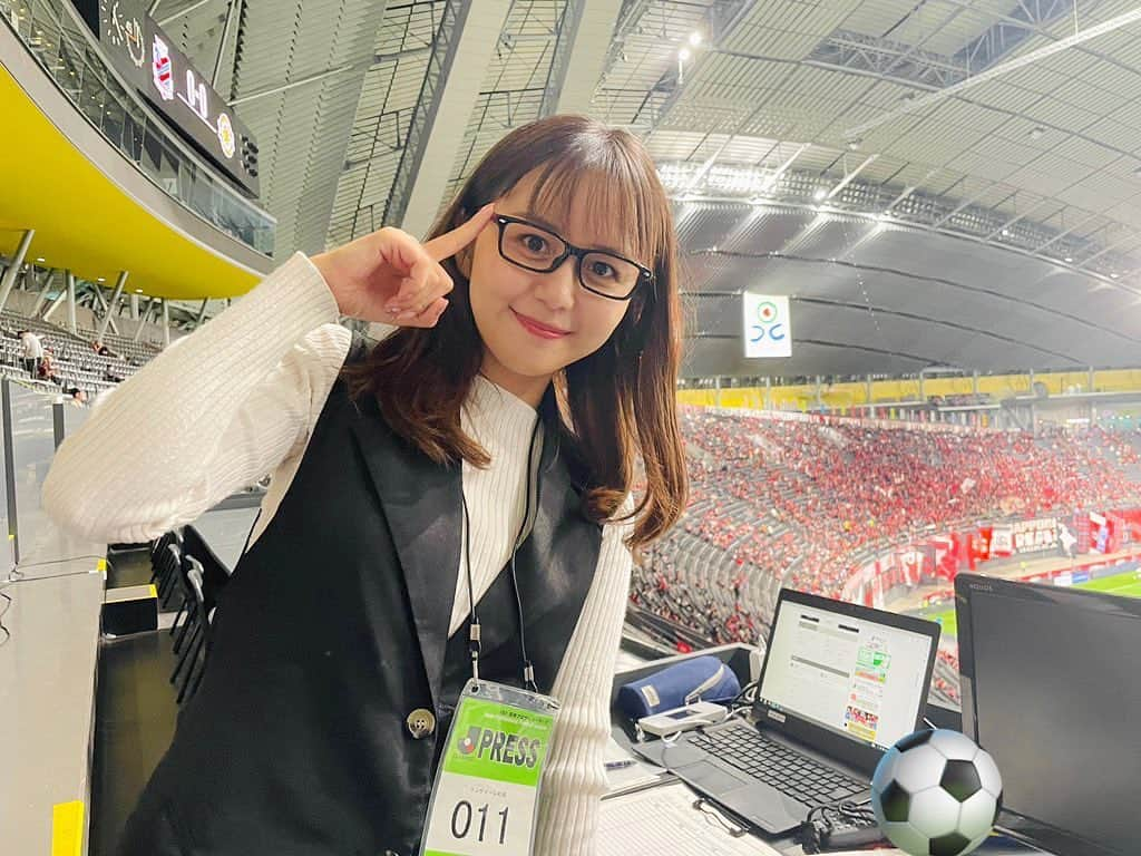 石野智子のインスタグラム：「❤️🖤  久々に、公式戦がある週末！🔥⚽️  いっとこ！スポーツもコンサドーレ特集です🦉 お楽しみに〜！！  #consadole #北海道コンサドーレ札幌 #メガネサロンルック #コンサラボ #Jリーグ #Jリーグ観戦 #Jリーグのある週末 #UHB #アナウンサー」