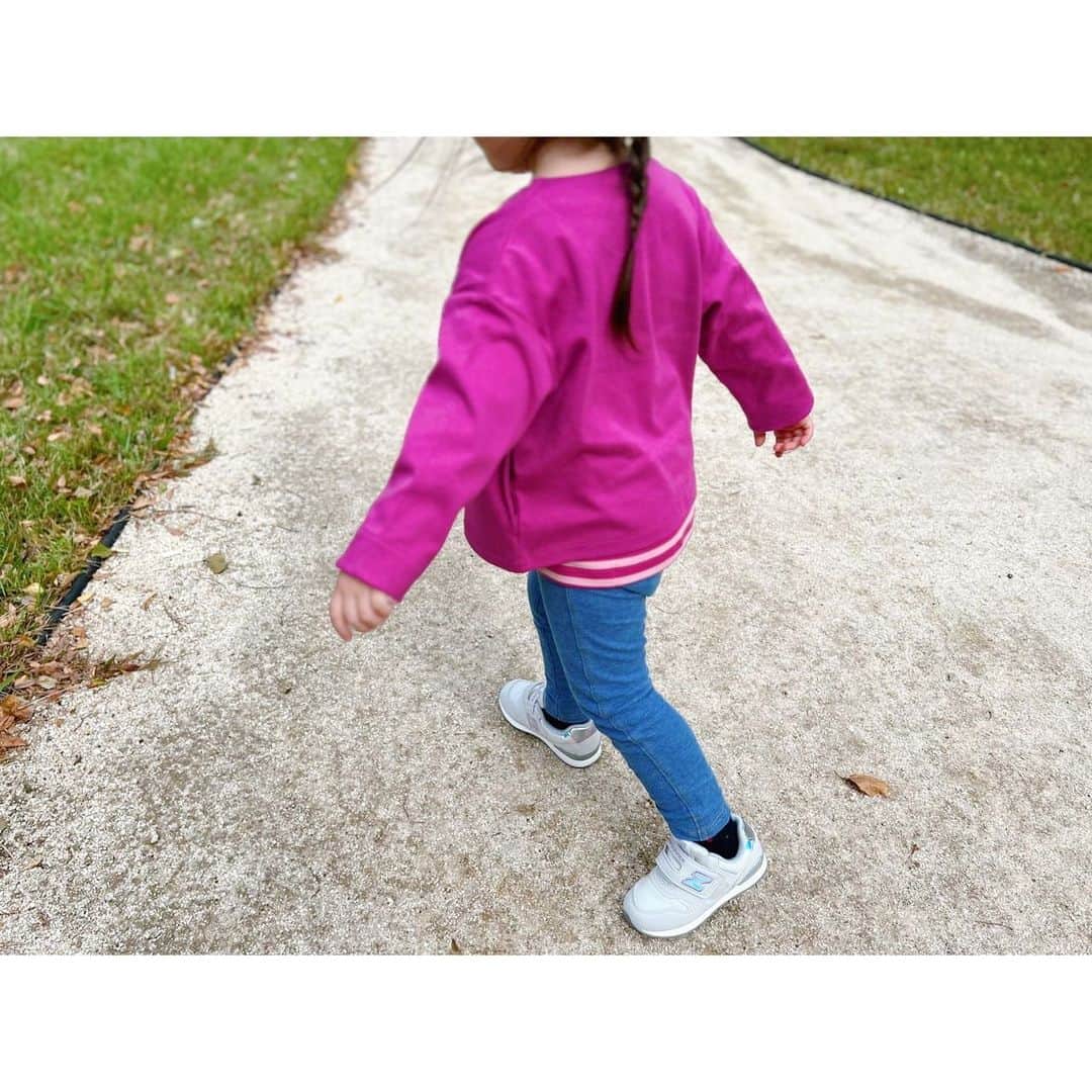 徳山沙季さんのインスタグラム写真 - (徳山沙季Instagram)「. 保育士認定獲得のニューバランス「キッズ996」⸝⋆⸝⋆ サポート性があり靴全体で足をサポートできるので、ぐらつきを防いで安全に運動が行えるそうで 娘も公園遊びで元気いっぱいに動きまわっていました✦ 履き心地も良さそうで毎日「履きたい！」と言ってくれます◎ . 着用しているのはWHITE HOLOGRAMというカラーでホログラム仕様の Nロゴなんです✲ カジュアルになりすぎず、可愛いトップスとも合わせやすそう！ サイズ展開が0.5cm刻みなのも嬉しいです५ . NB公式オンラインストアにてキッズシューズは全品送料無料で お子さんの誕生日を登録すると誕生日月にKIDSバースデークーポンがプレゼントされるそうです𓂃‪𓃱𓈒𓏸 . . #PR #newbalance #ニューバランス #子供靴 #キッズコーデ #ootd #女の子コーデ #外遊びコーデ #保育園コーデ #女の子ママ」10月19日 18時52分 - saki.whitesnow