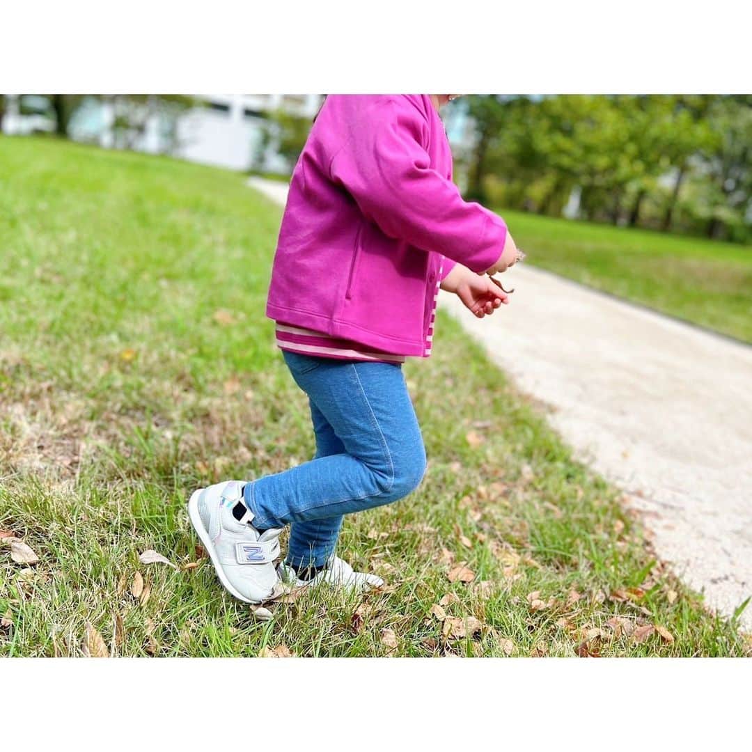 徳山沙季さんのインスタグラム写真 - (徳山沙季Instagram)「. 保育士認定獲得のニューバランス「キッズ996」⸝⋆⸝⋆ サポート性があり靴全体で足をサポートできるので、ぐらつきを防いで安全に運動が行えるそうで 娘も公園遊びで元気いっぱいに動きまわっていました✦ 履き心地も良さそうで毎日「履きたい！」と言ってくれます◎ . 着用しているのはWHITE HOLOGRAMというカラーでホログラム仕様の Nロゴなんです✲ カジュアルになりすぎず、可愛いトップスとも合わせやすそう！ サイズ展開が0.5cm刻みなのも嬉しいです५ . NB公式オンラインストアにてキッズシューズは全品送料無料で お子さんの誕生日を登録すると誕生日月にKIDSバースデークーポンがプレゼントされるそうです𓂃‪𓃱𓈒𓏸 . . #PR #newbalance #ニューバランス #子供靴 #キッズコーデ #ootd #女の子コーデ #外遊びコーデ #保育園コーデ #女の子ママ」10月19日 18時52分 - saki.whitesnow