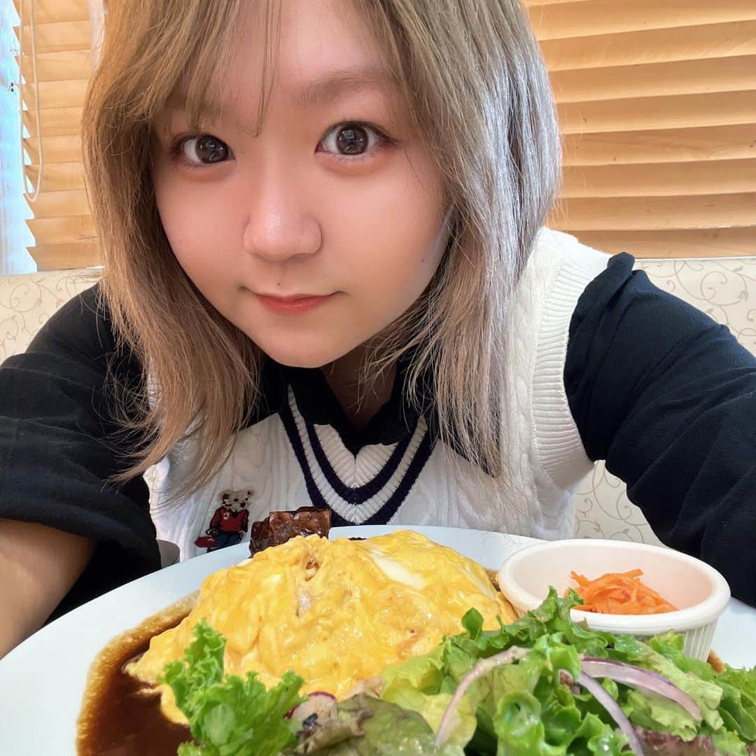 ちょこばななさんのインスタグラム写真 - (ちょこばななInstagram)「不二家さんに感謝の気持ちを込めてランチしてきた🫢💫 いろんな意見があるけど、好きな人たちの未来が輝けますようにと、一オタクとしては思いますね！ 解決までには時間がかかると思うし、オタク側も受け入れ体制整えるのも時間がかかると思う 私はワイドショー見るのが辛くて最近テレビは基本サブスクで見るようになっちゃった🫨笑 ちょっとずつ、飲み込んでけばいいよね とにかくビーフシチューオムライス美味しかったです🫢🎶🎶 新しく届いたくまさんベスト可愛いでしょ🧸サブチャンにも動画アップしたから良かったら見てね〜☝️💫💫 . #不二家#FUJIYA#snowman#ランチ#selfie#ootd#데일리#좋아요#셀카#셀스타그램#셀피#プチプラ#cider#くま#148cm#ぽっちゃり#ぽっちゃりコーデ#秋コーデ」10月19日 18時52分 - choco8787banana