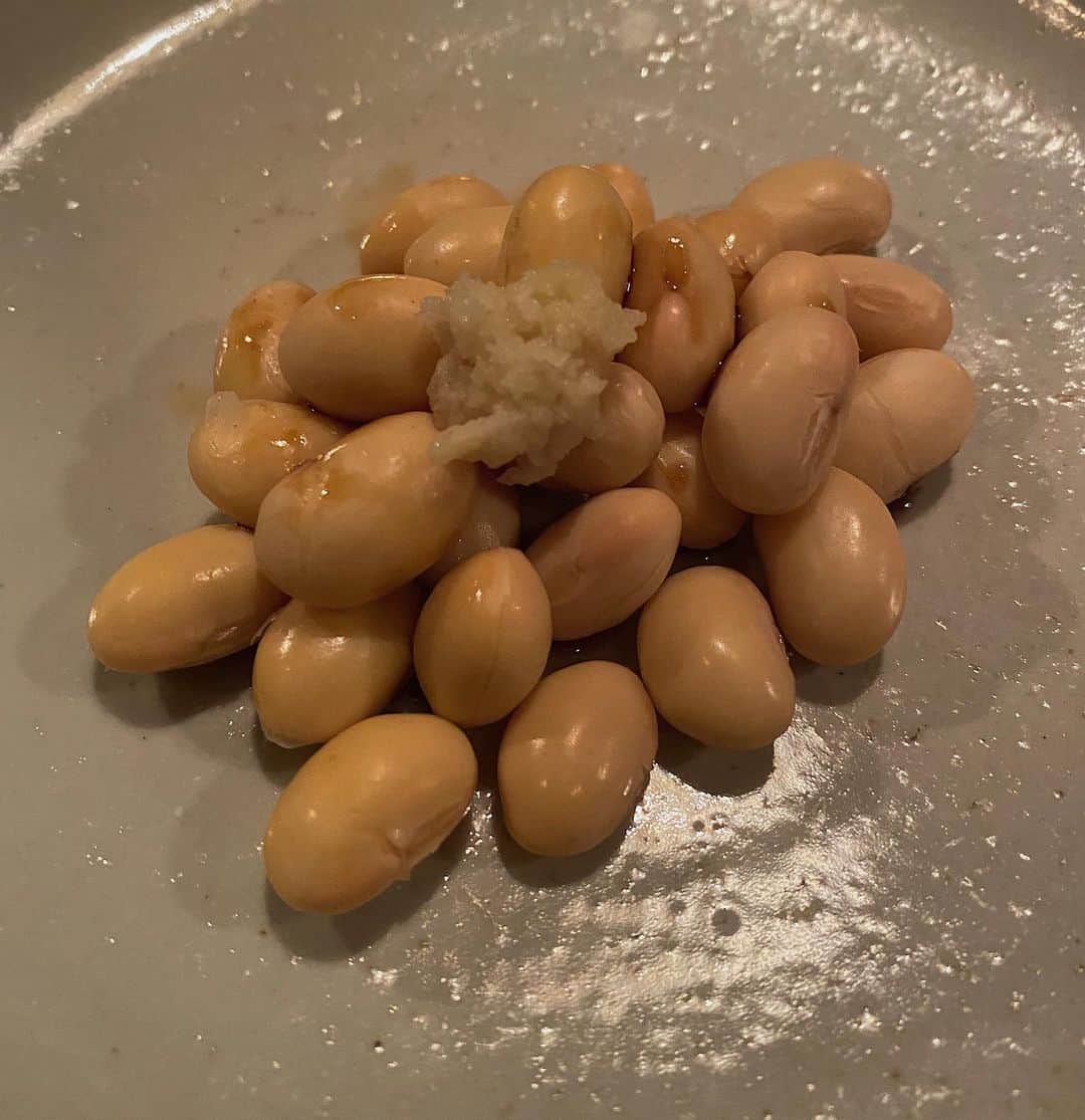 後藤しおりのインスタグラム：「今年の新豆は不作で大幅に遅れています。仕入れ先と話し合い、入ってきたタイミングで様子を見て、もしかしたら今年の新豆は見送りかなぁと考え中。少し残業をして大豆を蒸しながら、簡単に賄い。蒸したて大豆に生姜醤油、小鯵南蛮、相変わらずの豚汁に擦り胡麻、三五八漬け。」
