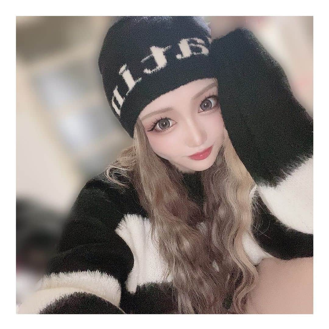 りせりのインスタグラム：「🦔🍁 ⁡ ⁡ ⁡ ニット帽ってまじ可愛いよな🥺🫶🏻 休みの日はラフな格好が多いでしッ！ ⁡ みんなはキレイめとカジュアルめどっちがすき？ ⁡ ⁡ ⁡ #お洒落 #ファッション #自撮り @rsr_0717  #お洒落 #ファッション #自撮り #ビーニー #ニット帽 #可愛い #秋服 #秋コーデ #コーディネート #ショッピング #おすすめ #ギャル #ウェーブ巻き #流行り #カジュアル #fashion #knit #cute #autumn #hair #coordinate #shopping #gal #wave #casual #instagram #instagood」