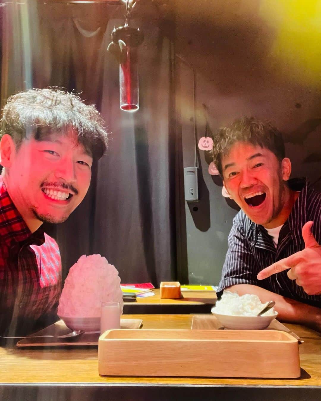 長谷川惠一のインスタグラム：「百獣の王と氷👑🍧  この日は武井さんと焼肉→焼肉→かき氷というあまりやったことないはしご飯🍚  いつも勉強になります🫡  #光の具合はご了承ください  #この時期にかき氷  #氷ふわふわだった」