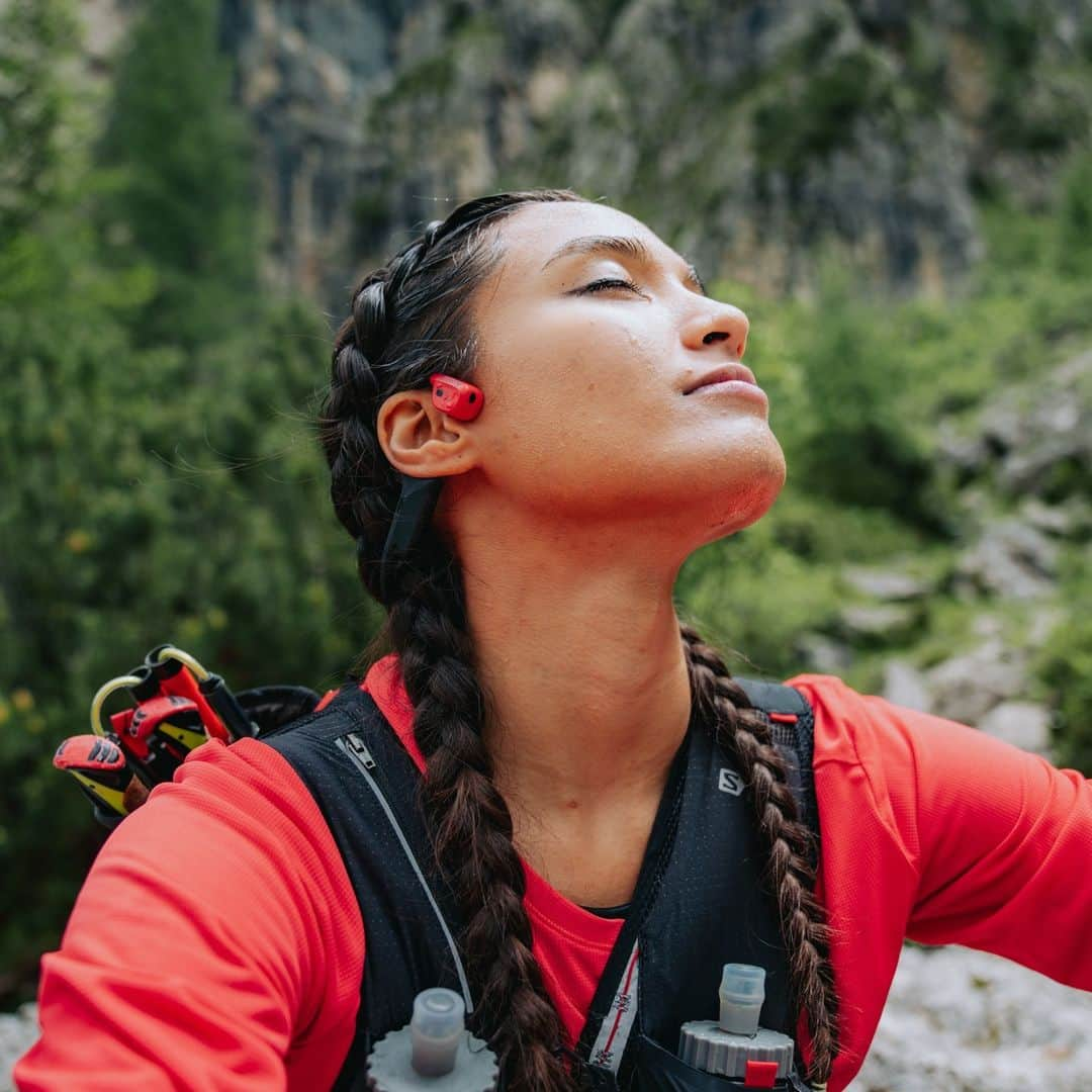 Suuntoのインスタグラム：「Add Suunto Wing open-ear headphones to your adventure, so you can enjoy your favourite songs and still have your ears open for the sounds of nature. ⁣ ⁣ #SuuntoWing⁣ #Suunto #AdventureStartsHere」