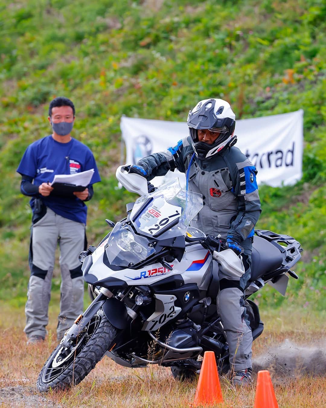 のインスタグラム：「BMW Motorrad Japanは、11/3(土)-5(日)に群馬県のパルコール嬬恋リゾートで「International GS Trophy 2024 日本国内予選会」を開催します。  2024年にアフリカ・ナミビアで開催される本大会に出場する日本代表団を決定する予選会には、日本全国からGSライダーが集結します。  この予選会は自由に見学できるイベントです。お知り合いが出場される方はもちろん、将来的にGS Trophy予選会への参加を考えている方など、どなたでも自由に観覧できます。  会場に足を運んでいただき、ぜひGSライダーたちに熱い声援を届けてください！  予選会の詳細はBMW Motorrad Japanの公式Webサイトにも掲載中です。  #SpiritOfGS #InternationalGSTrophy #BMWMotorrad #BMWモトラッド #駆けぬける歓び」