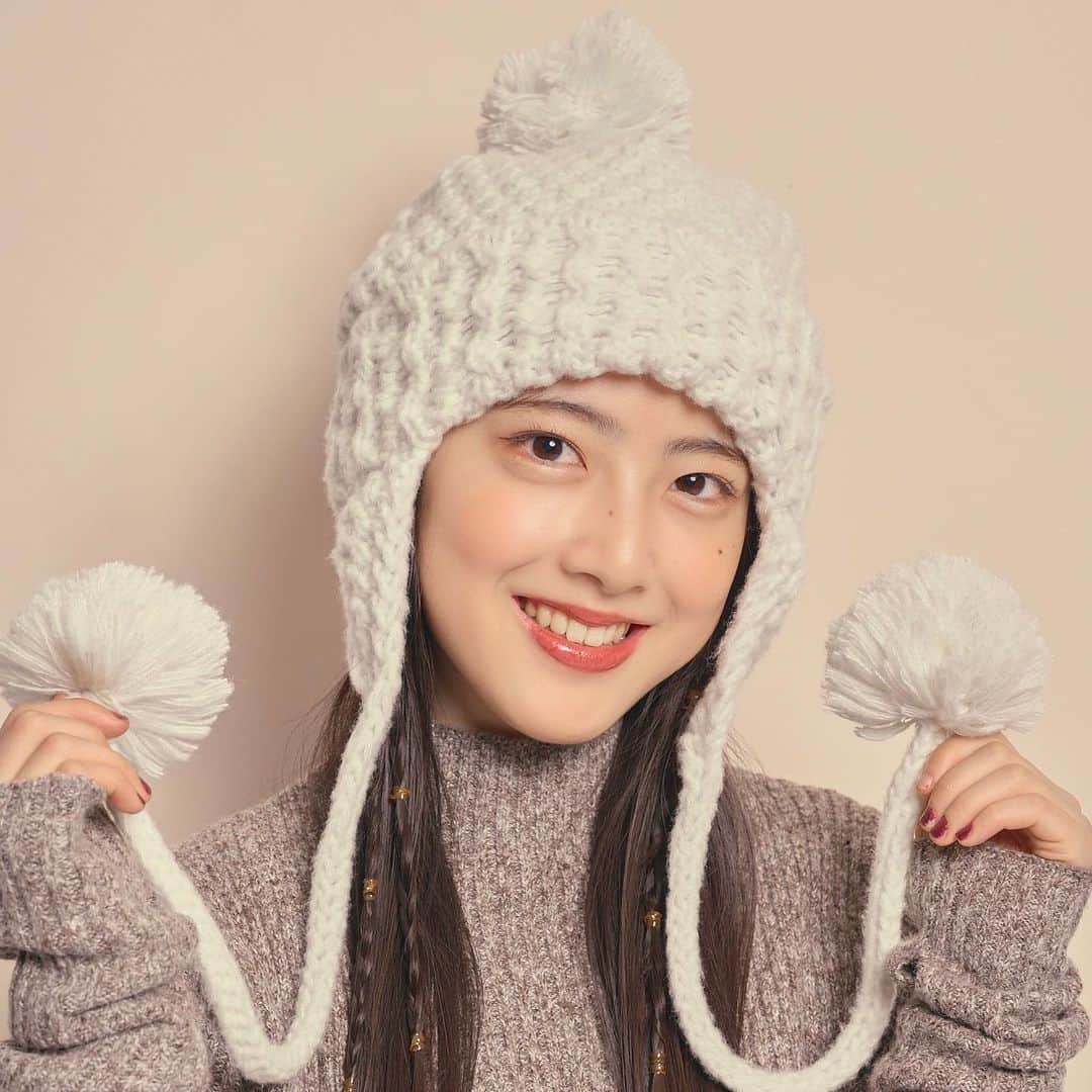 Popteenのインスタグラム：「WEB版Popteen11月号『冬のあったか帽子ありきヘアアレ』特集のアザーカット🧢  冬素材の帽子を使えば 黒髪でも簡単ヘアアレでもおしゃれ度高め⭐︎  ニット帽は、ストレートヘアにチビ三つ編みと 飾りゴムでアクセントをプラスすると◎❕  ヘアアレ方法は無料WEBマガジンで紹介してるよ💫  #Popteen#クリエイターモデル#こなちぃ#心夏#ヘアアレ#ヘアアレンジ#冬ヘアアレ#冬帽子#ニット帽#ニット帽ヘア#ljk#jk3#sjk#jk2#fjk#jk1#PopteenMedia#WEBマガジン#アザーカット」