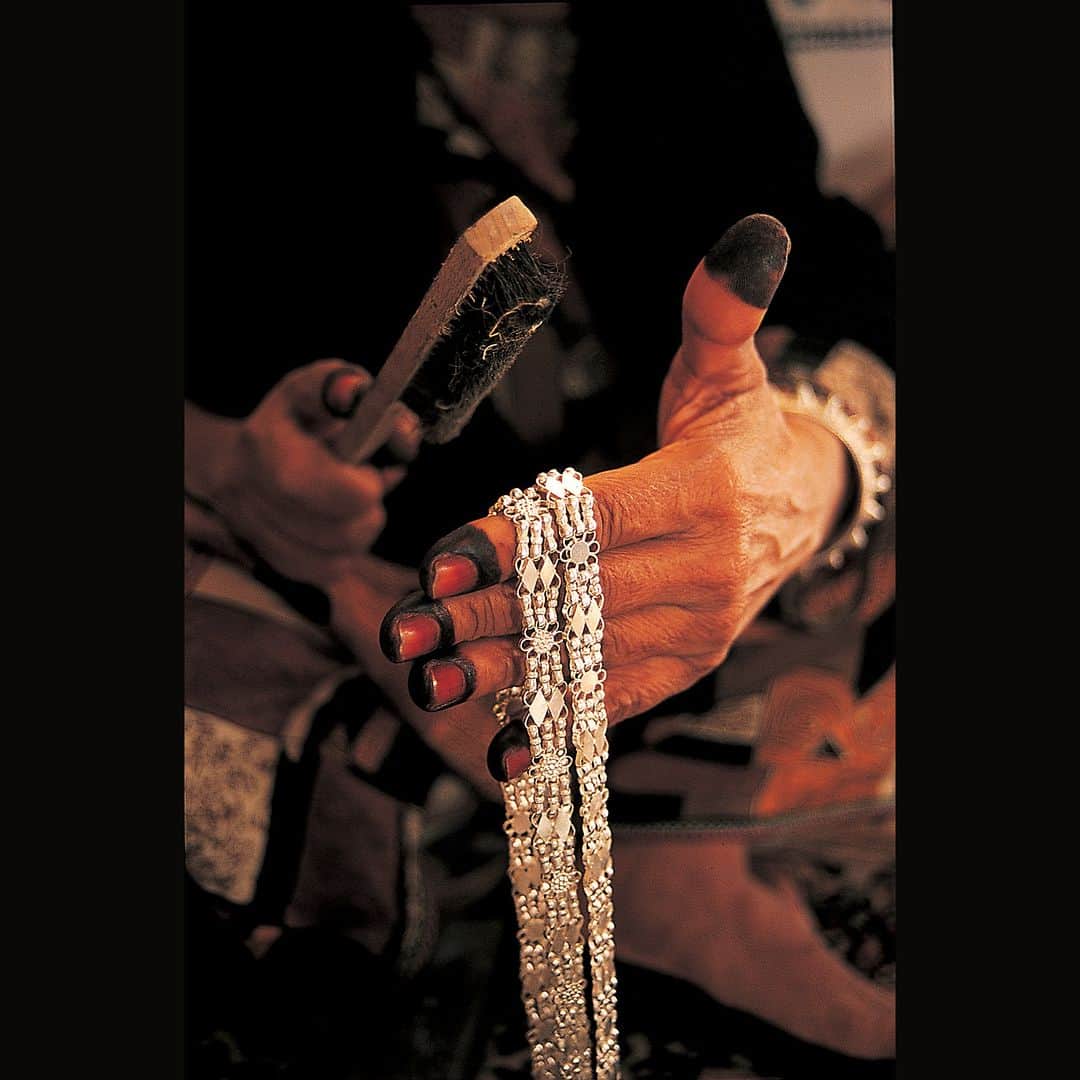大英博物館さんのインスタグラム写真 - (大英博物館Instagram)「With dazzling jewellery combining centuries-old motifs with contemporary flair, our newest free display explores the stories of three women helping to revive the tradition of silversmithing in Oman 💍✨  ‘Making their mark: Women silversmiths from Oman’ celebrates three generations of women silversmiths from the Sultanate of Oman: Tuful Ramadan (1949–2021), Mahfoudha al-Balushi (b. 1965) and Fatma al Najjar (b. 1992).   Their beautiful work is showcased through objects on display, and their inspirational personal testimonies highlight their technical skills and passion for their profession in a region where silversmithing is usually done by men.  🏛 The Asahi Shimbun Displays ‘Making their mark: Women silversmiths from Oman’ will be on display in Room 3 of the Museum until 17 December.  🔗 Find out more and plan your visit via the link in our bio.  Supported by The Asahi Shimbun.  📸 Photo of Tuful Ramadan brushing handcrafted silver chain, Oman, 1990s. © HH Sayyid Shihab bin Tariq Al Said. Photo © Neil Richardson and Marcia Dorr.  #BritishMuseum #Oman #Silver」10月19日 19時00分 - britishmuseum