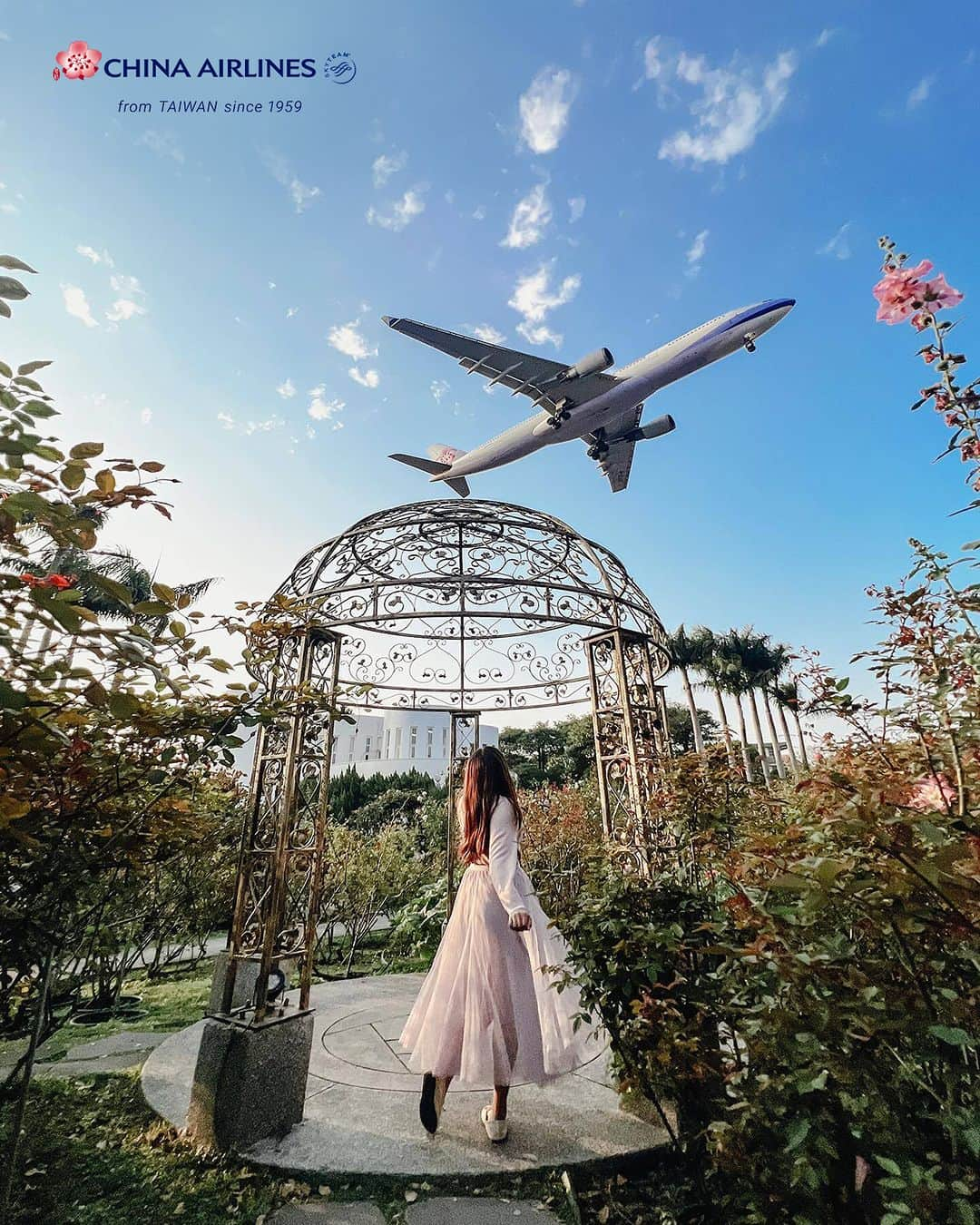 日本地区チャイナ エアラインさんのインスタグラム写真 - (日本地区チャイナ エアラインInstagram)「【Beautiful Photos of Airplanes】  そよ風にそっと揺れる花々 飛行機は水平線に向かって舞い上がる  バラ園で🌹　 素晴らしい景色✨に出会った  📷: @syl.vialife @s85344 (Instagram)  ＜公式HP＞ https://goo.gl/vif8Qp  #chinaairlines #中華航空 #台湾 #台湾旅行 #台湾好きな人と繋がりたい  ------------------------------------------------------------------------- DFPに入会するとバースデーディスカウント等のうれしい特典が盛りだくさん！ ご入会はコチラ👉　https://bit.ly/3YIQ7cl」10月19日 19時00分 - chinaairlines.jp