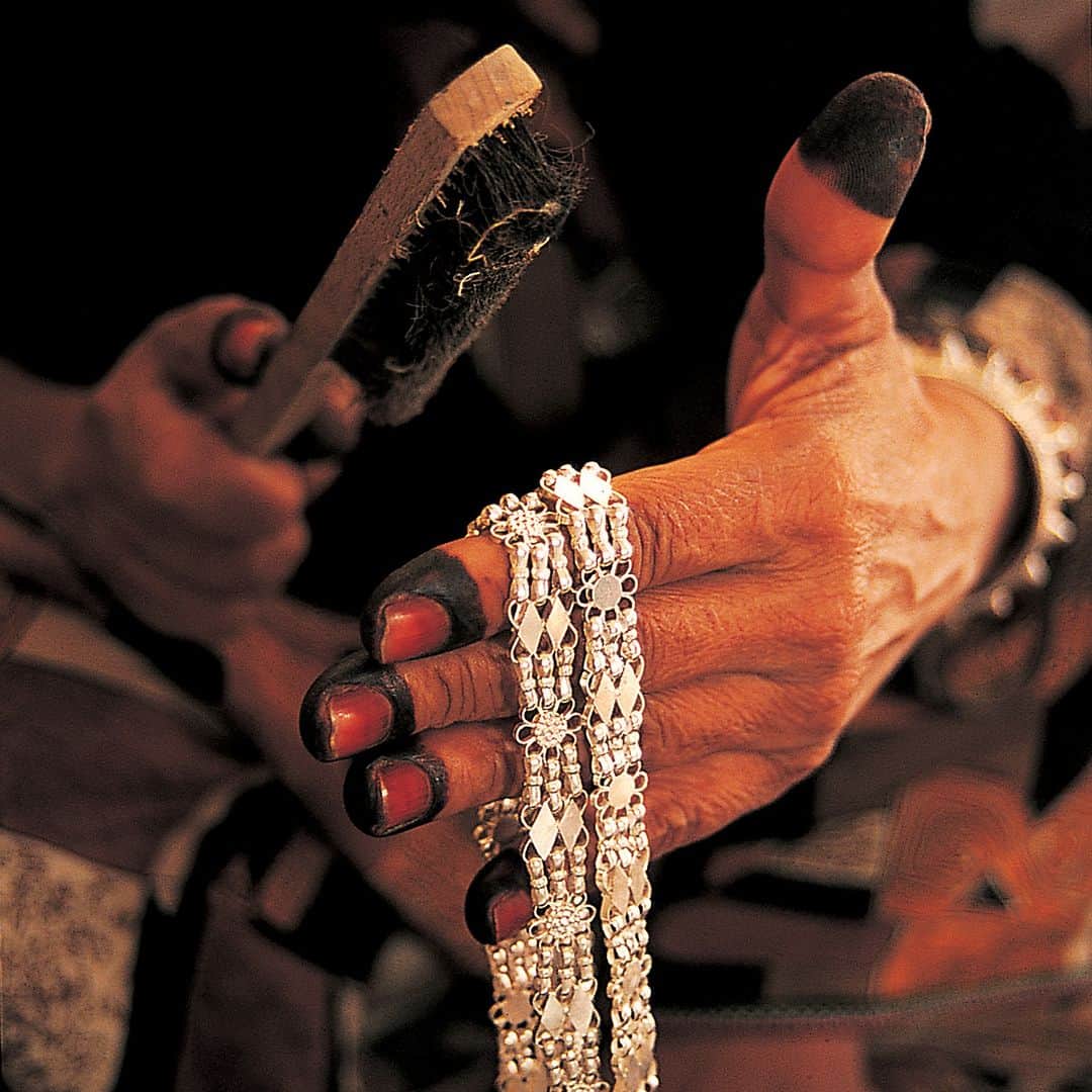 大英博物館のインスタグラム：「With dazzling jewellery combining centuries-old motifs with contemporary flair, our newest free display explores the stories of three women helping to revive the tradition of silversmithing in Oman 💍✨  ‘Making their mark: Women silversmiths from Oman’ celebrates three generations of women silversmiths from the Sultanate of Oman: Tuful Ramadan (1949–2021), Mahfoudha al-Balushi (b. 1965) and Fatma al Najjar (b. 1992).   Their beautiful work is showcased through objects on display, and their inspirational personal testimonies highlight their technical skills and passion for their profession in a region where silversmithing is usually done by men.  🏛 The Asahi Shimbun Displays ‘Making their mark: Women silversmiths from Oman’ will be on display in Room 3 of the Museum until 17 December.  🔗 Find out more and plan your visit via the link in our bio.  Supported by The Asahi Shimbun.  📸 Photo of Tuful Ramadan brushing handcrafted silver chain, Oman, 1990s. © HH Sayyid Shihab bin Tariq Al Said. Photo © Neil Richardson and Marcia Dorr.  #BritishMuseum #Oman #Silver」