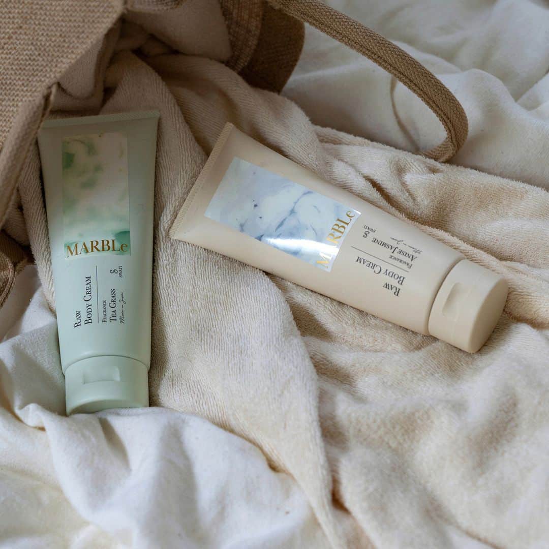 SWATi Officialのインスタグラム：「この時期、気になる乾燥対策に🍂 SWATi MARBLeの「RAW BODY CREAM」がおすすめ！！  お風呂上がりや寝る前、朝の乾燥ケアはこれ一つで潤いのあるツヤ肌に…✨  ＝＝＝ ◆RAW BODY CREAM◆ （ロウボディクリーム） 200 g 販売価格：3,300円(税込)  ANISE JASMINE（アニス ジャスミン）の香り TEA GRASS（ティー グラス）の香り ＝＝＝  #MARBLe #マーブル #スワティーマーブル #SWATi #スワティー #ボディケア #ボディクリーム #乾燥対策 #乾燥肌 #高保湿 #保湿 #美容 #美容好き #香り #いい香り #フレグランス #Fragrance #プレゼント #ギフト #バスタイム #バスグッズ #サスティナブル #ライフスタイル」