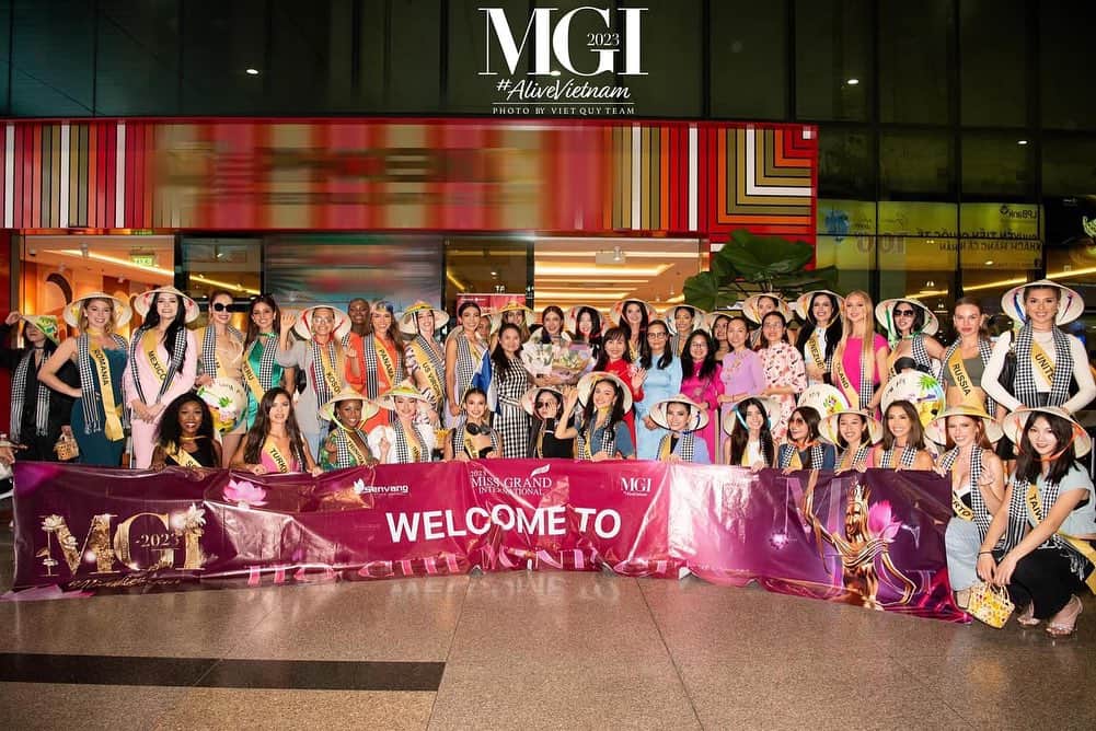 ミス・グランド・ジャパンさんのインスタグラム写真 - (ミス・グランド・ジャパンInstagram)「MGI2023 contestants arrived in Ho Chi Minh City smoothly. Thank you to all the fans for the warm welcome, making our arrival here full of smiles and happiness. 🩷  #MGI2023 #AliveVietnam  #SenVangEntertainment #Staynex  #CollagenElasten #Aratawellness .  #MGI #GrandExperiences #MissGrandInternational #MissGrandInternational2023  #WeAreGRANDthe1andOnl #missgrandjapan #ミスグランドジャパン  #ミスグランドインターナショナル」10月19日 19時00分 - missgrandjapan