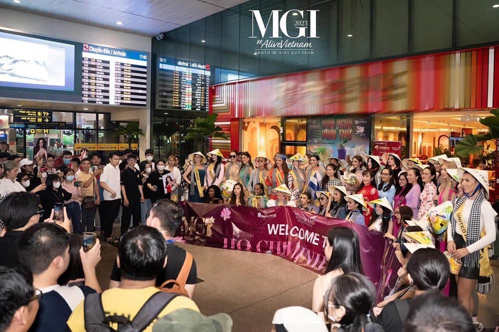 ミス・グランド・ジャパンのインスタグラム：「MGI2023 contestants arrived in Ho Chi Minh City smoothly. Thank you to all the fans for the warm welcome, making our arrival here full of smiles and happiness. 🩷  #MGI2023 #AliveVietnam  #SenVangEntertainment #Staynex  #CollagenElasten #Aratawellness .  #MGI #GrandExperiences #MissGrandInternational #MissGrandInternational2023  #WeAreGRANDthe1andOnl #missgrandjapan #ミスグランドジャパン  #ミスグランドインターナショナル」