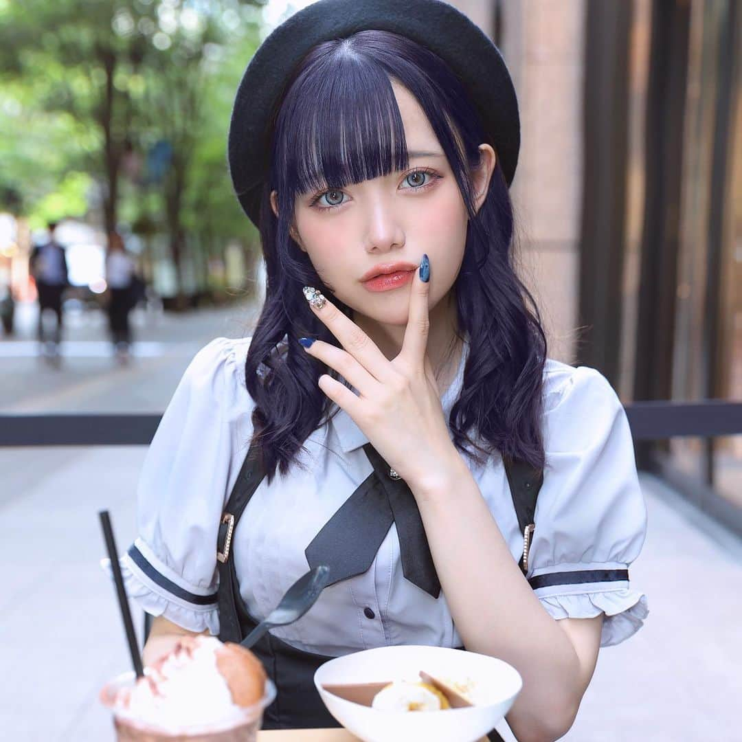 あかせあかりのインスタグラム：「あれ、アイスお口についてる~？  #あかせあかり  #カフェ巡り  #ベレー帽  #ポートレート  #街中スナップ  #青系統   𝙵𝙰𝚂𝙷𝙸𝙾𝙽👗♡ ﾍﾞﾚｰ,ｼﾞｬﾝｽｶ,ｸﾛｽﾀｲ #Amavel  ﾌﾞﾗｳｽ #exes」