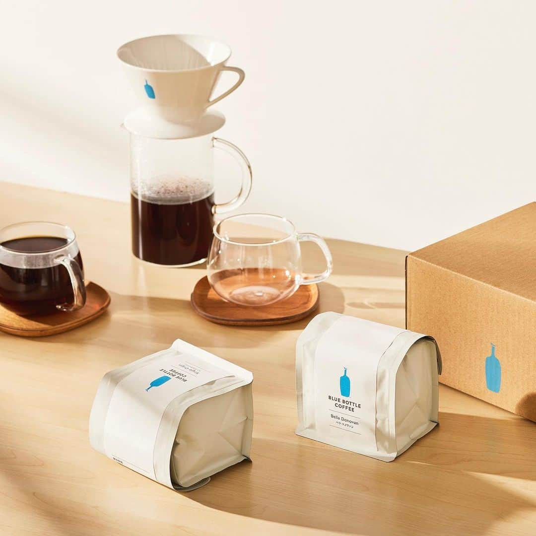 Blue Bottle Coffee Japanのインスタグラム：「現在ブルーボトルコーヒー 公式オンラインストアでは、「定期便」の新規入会キャンペーン実施中✨⁠ ⁠ 公式オンラインストアでは、おいしさが際立つ期間内にコーヒーをお楽しみいただけるよう、フレッシュなコーヒー豆が自宅に届く「定期便」をご用意しています。⁠ ⁠ ⁠ 今回のキャンペーンでは、ブルーボトルコーヒー オリジナルの「清澄マグ」をお付けしたセットや、通常よりお買い求めしやすい初回特別価格のセットを数量限定でご提供いたします。⁠ ⁠ ご自宅で過ごす時間が、より充実したものになるよう美味しいコーヒーのある生活を取り入れてみませんか☕️⁠ ⁠ 詳しくは公式オンラインストアの「定期便」ページ⁠よりご確認ください。⁠ ⁠  ーーーーーーーーーー⁠ 【定期便 新規入会キャンペーン】⁠ ⁠ 期間：10月1日〜10月31日(火)まで⁠ ⁠ 内容：⁠ ■ 初回清澄マグ付きセット⁠ ・コーヒー豆 (200g) 2 種⁠ ・清澄マグ 1 個⁠ ・ブルーボトル 羊羹 みかん&ドライフルーツ 1 本⁠ ⁠ ■ 初回特別価格セット⁠ ・コーヒー豆 (200g) 2 種⁠ ⁠ ＊定期便ページはプロフィールの URL からご覧いただけます。⁠ ＊定期便は毎月送料無料でお届けいたします。⁠ ーーーーーーーーーー⁠ ⁠  ⁠ #ブルーボトルコーヒー⁠ #BlueBottleCoffee」