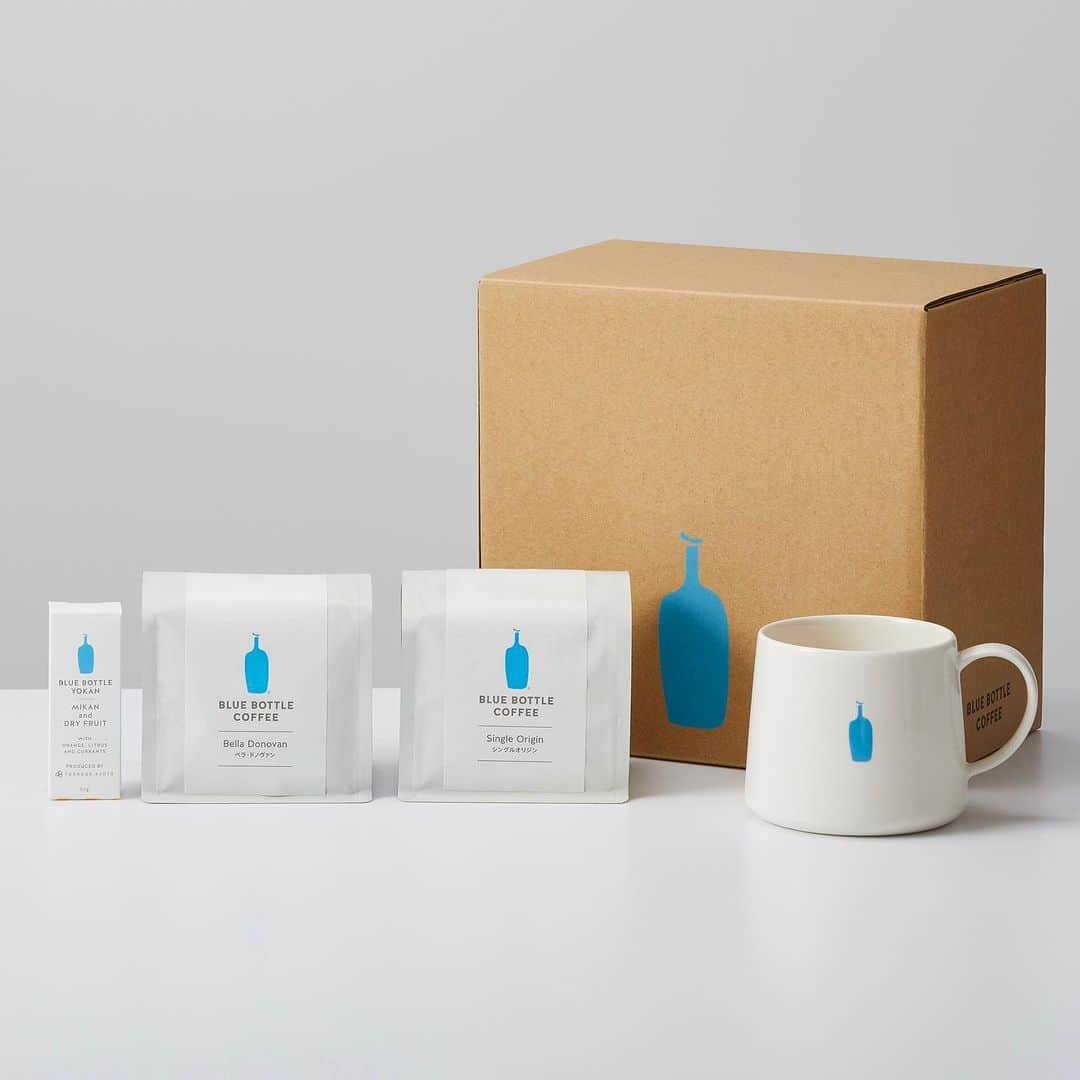 Blue Bottle Coffee Japanさんのインスタグラム写真 - (Blue Bottle Coffee JapanInstagram)「現在ブルーボトルコーヒー 公式オンラインストアでは、「定期便」の新規入会キャンペーン実施中✨⁠ ⁠ 公式オンラインストアでは、おいしさが際立つ期間内にコーヒーをお楽しみいただけるよう、フレッシュなコーヒー豆が自宅に届く「定期便」をご用意しています。⁠ ⁠ ⁠ 今回のキャンペーンでは、ブルーボトルコーヒー オリジナルの「清澄マグ」をお付けしたセットや、通常よりお買い求めしやすい初回特別価格のセットを数量限定でご提供いたします。⁠ ⁠ ご自宅で過ごす時間が、より充実したものになるよう美味しいコーヒーのある生活を取り入れてみませんか☕️⁠ ⁠ 詳しくは公式オンラインストアの「定期便」ページ⁠よりご確認ください。⁠ ⁠  ーーーーーーーーーー⁠ 【定期便 新規入会キャンペーン】⁠ ⁠ 期間：10月1日〜10月31日(火)まで⁠ ⁠ 内容：⁠ ■ 初回清澄マグ付きセット⁠ ・コーヒー豆 (200g) 2 種⁠ ・清澄マグ 1 個⁠ ・ブルーボトル 羊羹 みかん&ドライフルーツ 1 本⁠ ⁠ ■ 初回特別価格セット⁠ ・コーヒー豆 (200g) 2 種⁠ ⁠ ＊定期便ページはプロフィールの URL からご覧いただけます。⁠ ＊定期便は毎月送料無料でお届けいたします。⁠ ーーーーーーーーーー⁠ ⁠  ⁠ #ブルーボトルコーヒー⁠ #BlueBottleCoffee」10月19日 19時02分 - bluebottlejapan