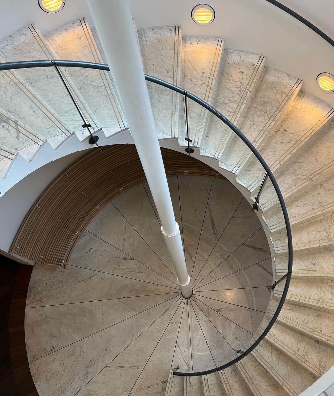 emmaのインスタグラム：「📍Louisiana Museum  ずっとずっと行ってみたかったルイジアナ美術館へ。 コペンハーゲンから30分ほど電車に乗って。 全てが美しくて、うっとりする美術館でした💭 今年の目標の一つだったコペンハーゲン旅。 完全なる一人旅だったので思うがままに ノープランでただただ歩き回って🚶  住みたいって思えるほど、好きな場所になりました🤍 #copenhagen」