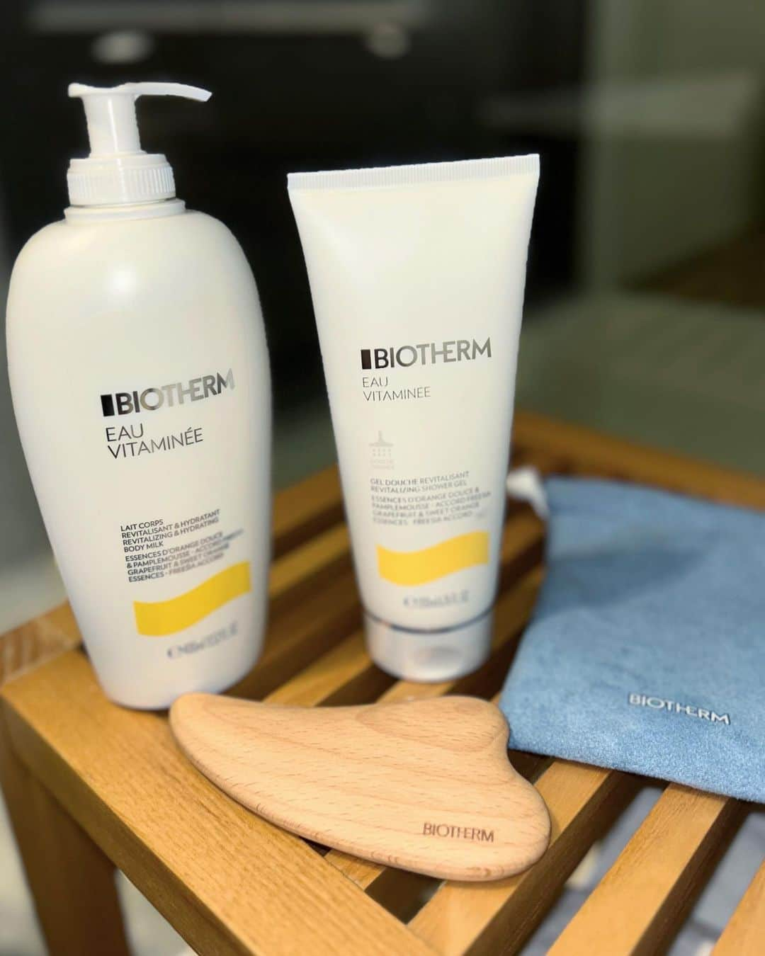 ペ・ユニョンさんのインスタグラム写真 - (ペ・ユニョンInstagram)「#광고 @biotherm.kr  상큼하게 퍼지는 향이 원래 쓰는 향수와 비슷해서 놀랬던 #비오템 의 #오비타미네 샤워 젤과 바디 밀크 🧴  이번에 기존 노란색에서 흰색으로 패키지가 리뉴얼 되어 디자인이 더 심플해져서 어떤 인테리어의 화장대나 욕실에도 부담없이 두기 좋을 것 같아요  기분 좋은 하루를 시작하고 싶은 날이나 하루 끝에 #리프레쉬바디케어 가 필요한 날 힐링되는 향으로 마무리 하기에 제격 !   또 제가 바디에는 괄사를 처음 사용 해보았는데 하루 끝에 붓기제거 등의 셀프케어 하기에도 너무 좋아 만족 중 🫶🏼」10月19日 19時13分 - mulan_bae