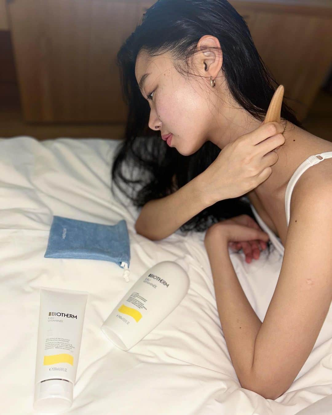 ペ・ユニョンさんのインスタグラム写真 - (ペ・ユニョンInstagram)「#광고 @biotherm.kr  상큼하게 퍼지는 향이 원래 쓰는 향수와 비슷해서 놀랬던 #비오템 의 #오비타미네 샤워 젤과 바디 밀크 🧴  이번에 기존 노란색에서 흰색으로 패키지가 리뉴얼 되어 디자인이 더 심플해져서 어떤 인테리어의 화장대나 욕실에도 부담없이 두기 좋을 것 같아요  기분 좋은 하루를 시작하고 싶은 날이나 하루 끝에 #리프레쉬바디케어 가 필요한 날 힐링되는 향으로 마무리 하기에 제격 !   또 제가 바디에는 괄사를 처음 사용 해보았는데 하루 끝에 붓기제거 등의 셀프케어 하기에도 너무 좋아 만족 중 🫶🏼」10月19日 19時13分 - mulan_bae