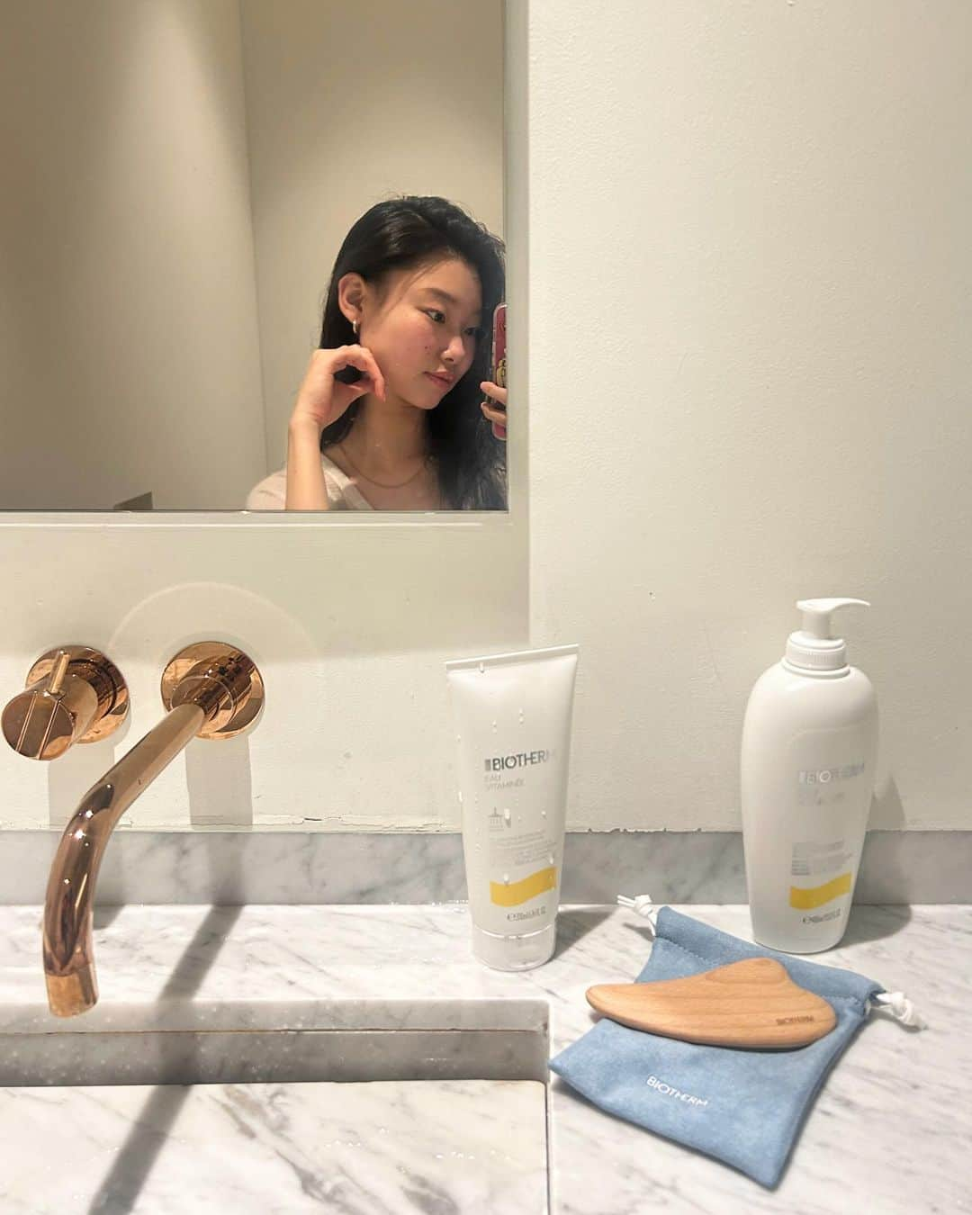 ペ・ユニョンさんのインスタグラム写真 - (ペ・ユニョンInstagram)「#광고 @biotherm.kr  상큼하게 퍼지는 향이 원래 쓰는 향수와 비슷해서 놀랬던 #비오템 의 #오비타미네 샤워 젤과 바디 밀크 🧴  이번에 기존 노란색에서 흰색으로 패키지가 리뉴얼 되어 디자인이 더 심플해져서 어떤 인테리어의 화장대나 욕실에도 부담없이 두기 좋을 것 같아요  기분 좋은 하루를 시작하고 싶은 날이나 하루 끝에 #리프레쉬바디케어 가 필요한 날 힐링되는 향으로 마무리 하기에 제격 !   또 제가 바디에는 괄사를 처음 사용 해보았는데 하루 끝에 붓기제거 등의 셀프케어 하기에도 너무 좋아 만족 중 🫶🏼」10月19日 19時13分 - mulan_bae