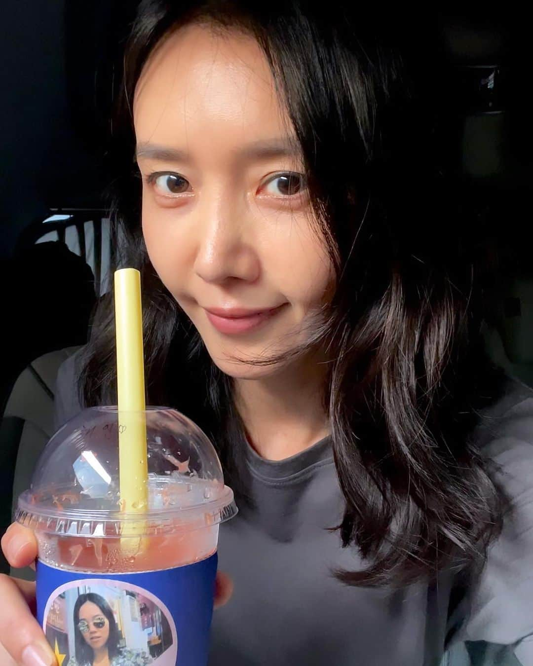 チェ・ジョンアンのインスタグラム：「요즘 우리현장🎥  김다솜 감독님의 첫장편영화 축하기념!! 커피차가 왔다아〰️  #현재를위하여」