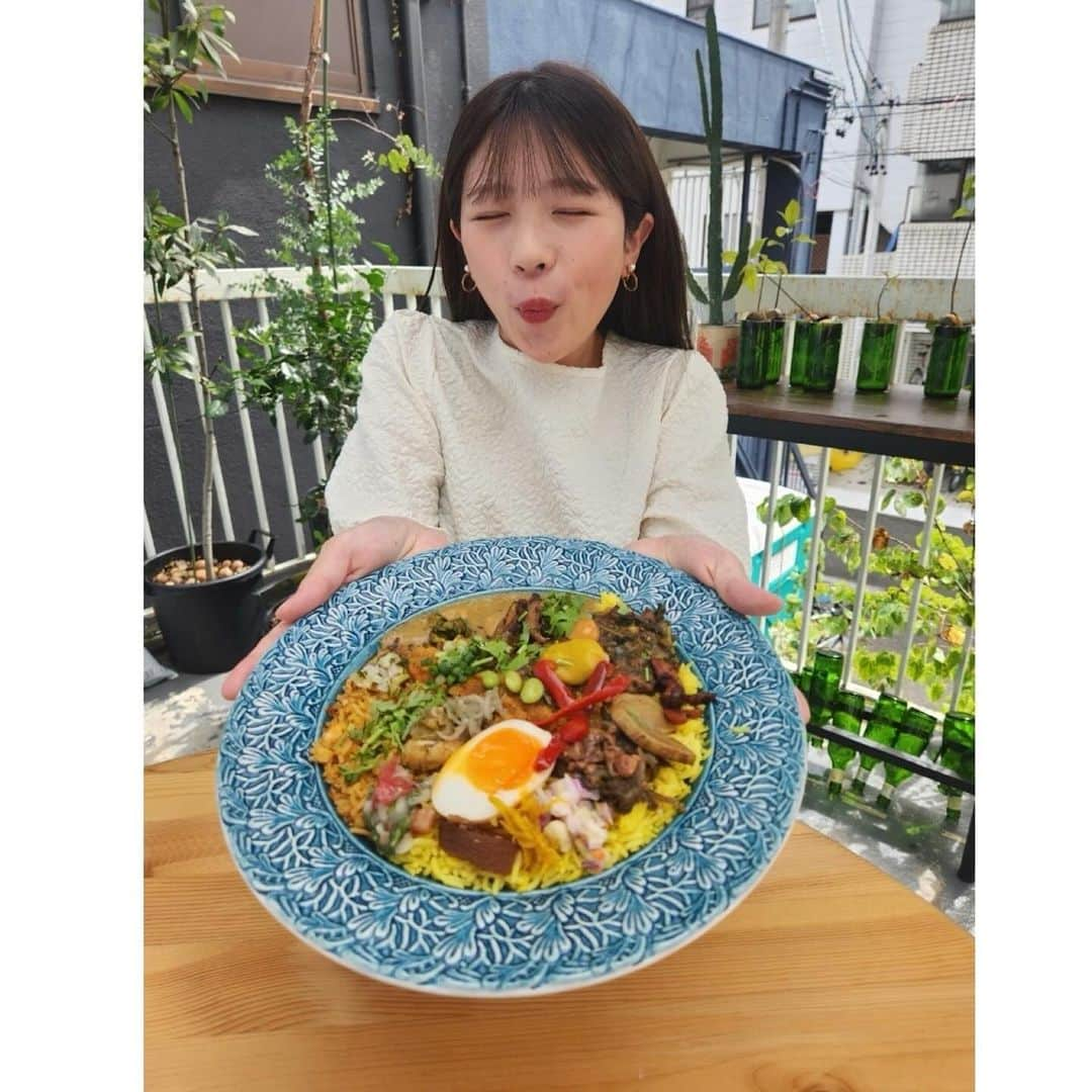 大森万梨乃さんのインスタグラム写真 - (大森万梨乃Instagram)「ㅤㅤㅤ ㅤㅤㅤ この夏 どうしても食べたかった！ @violet_in_the_middle の カレー 🔥🔥ㅤㅤㅤ ㅤㅤㅤ 食べたいと願い早3年…先月ようやく叶いました🥹👏 もはや芸術作品！五感が満たされ、心が潤いました… ㅤㅤㅤ 今更ながら、気づけば秋になっていてビックリ。 食欲の秋、きましたね✌️ ㅤㅤㅤ ㅤㅤㅤ#夏の思い出  #静岡グルメ #静岡カレー #静岡ランチ」10月19日 19時09分 - marino_omori