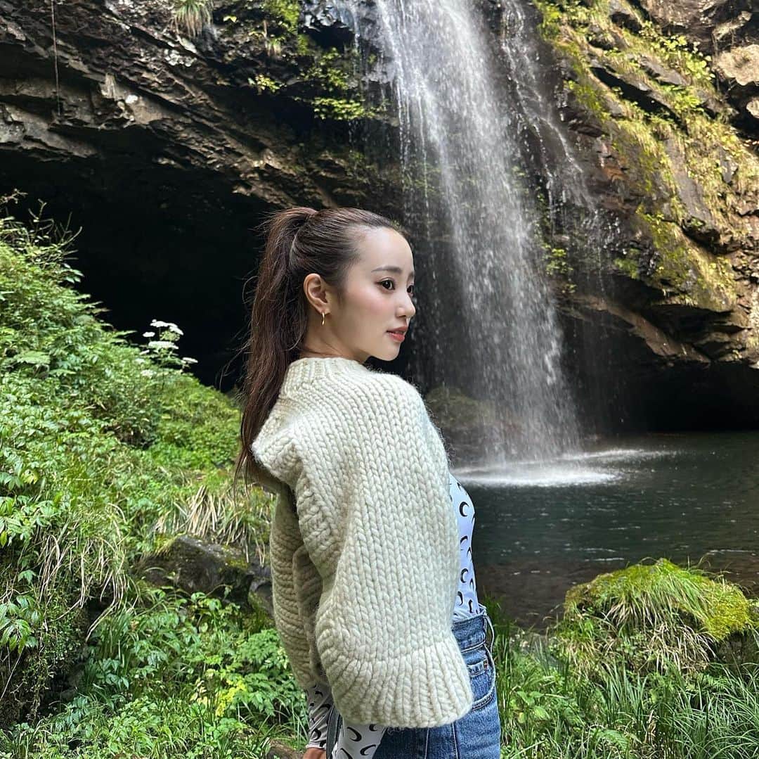 中町綾のインスタグラム：「最近の趣味は神社巡りと滝見ること。 私は22歳」