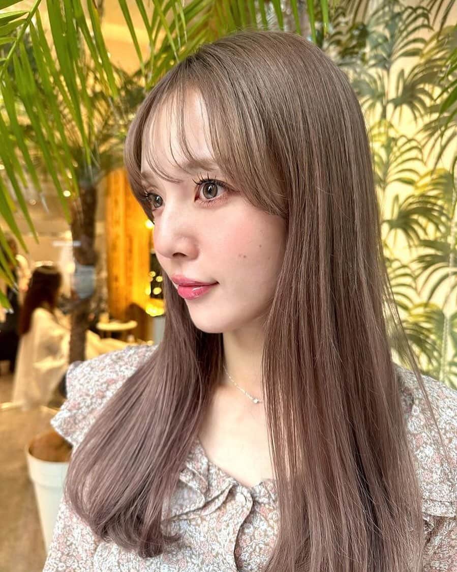 目見田早弥子のインスタグラム：「みかちゃん(@mikacoito)にまつ毛つけてもらった🤍 この前より少し長め、ベースのブラウン+ブラックもまぜて 強すぎないけど印象がハッキリする目元にしてもらったよ~🪽 みかちゃん本当にありがとう~🫶🏻💞  次女も一緒に行ったんだけれど、 Linkyの皆さま本当にお優しくてかわるがわる 次女の様子を見にきてくれて..😂💫 ありがとうございました！🫶🏻」